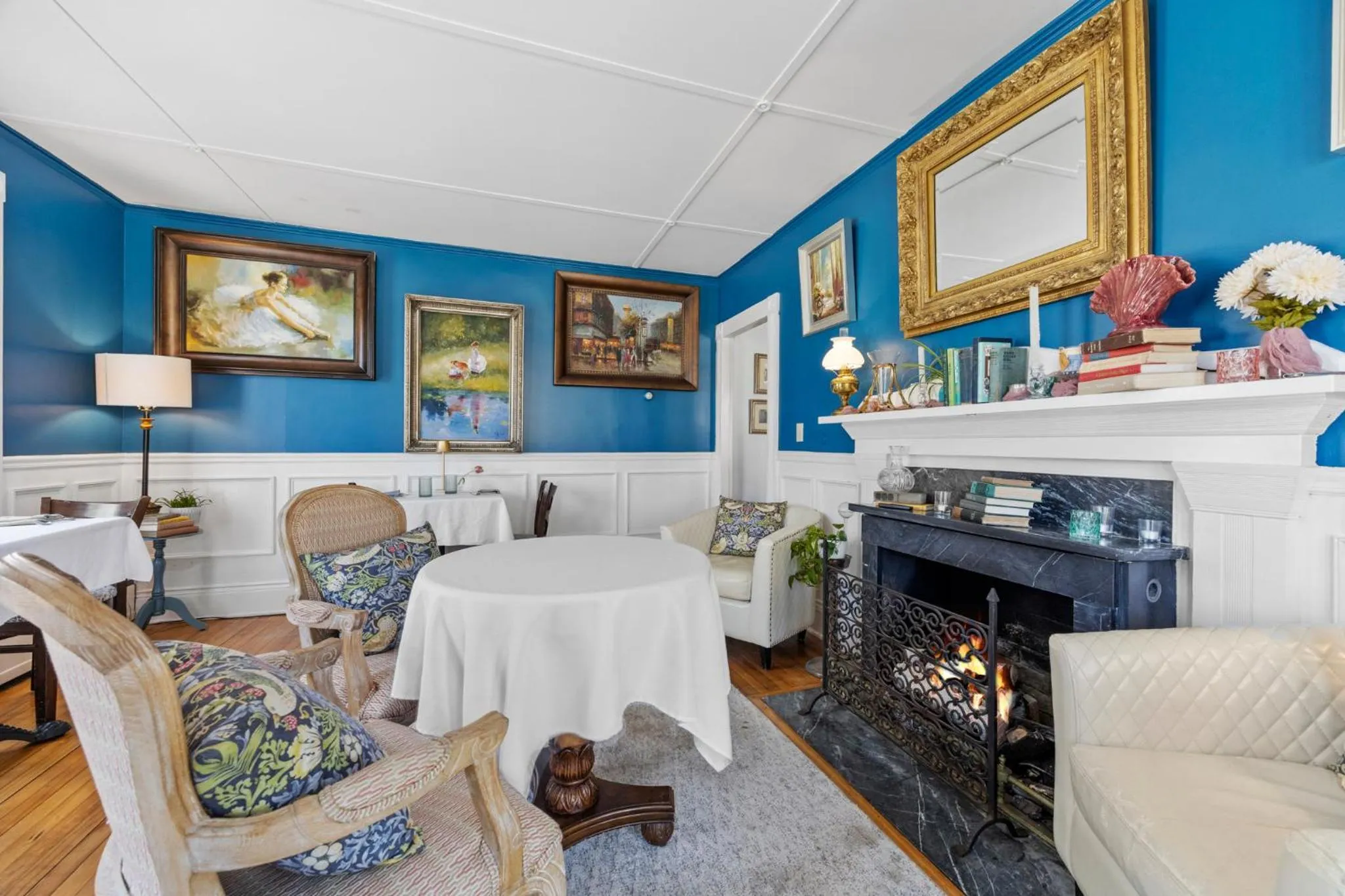 Communal lounge/ TV room in Hartstone Inn