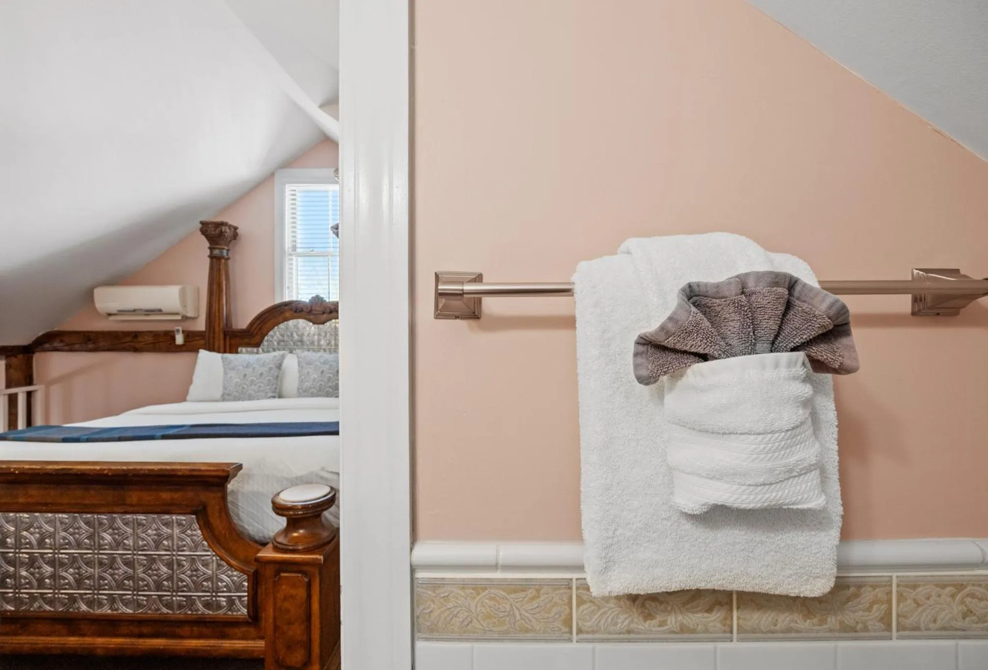 Bed in Hartstone Inn