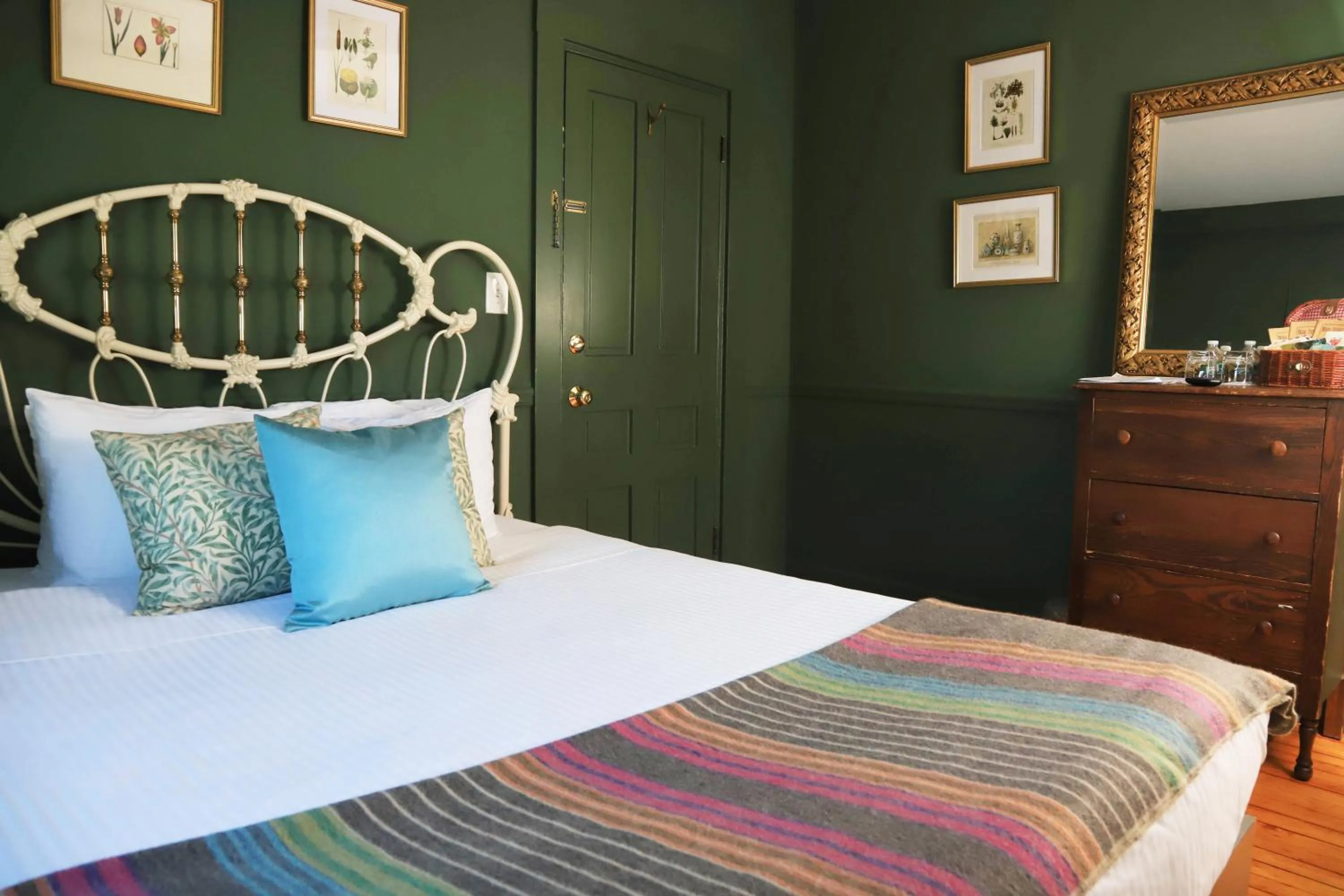 Bed in Hartstone Inn