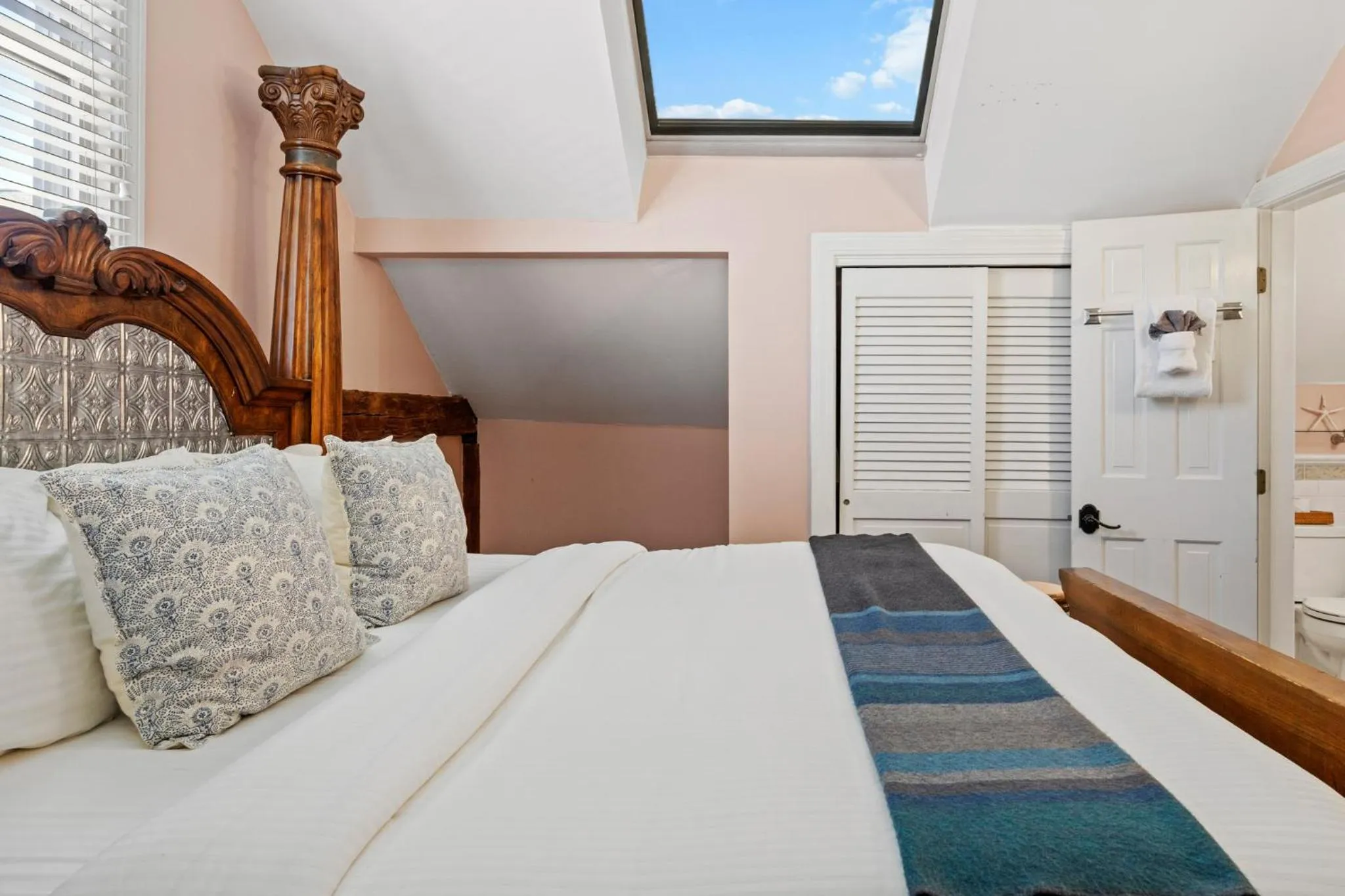 Bed in Hartstone Inn