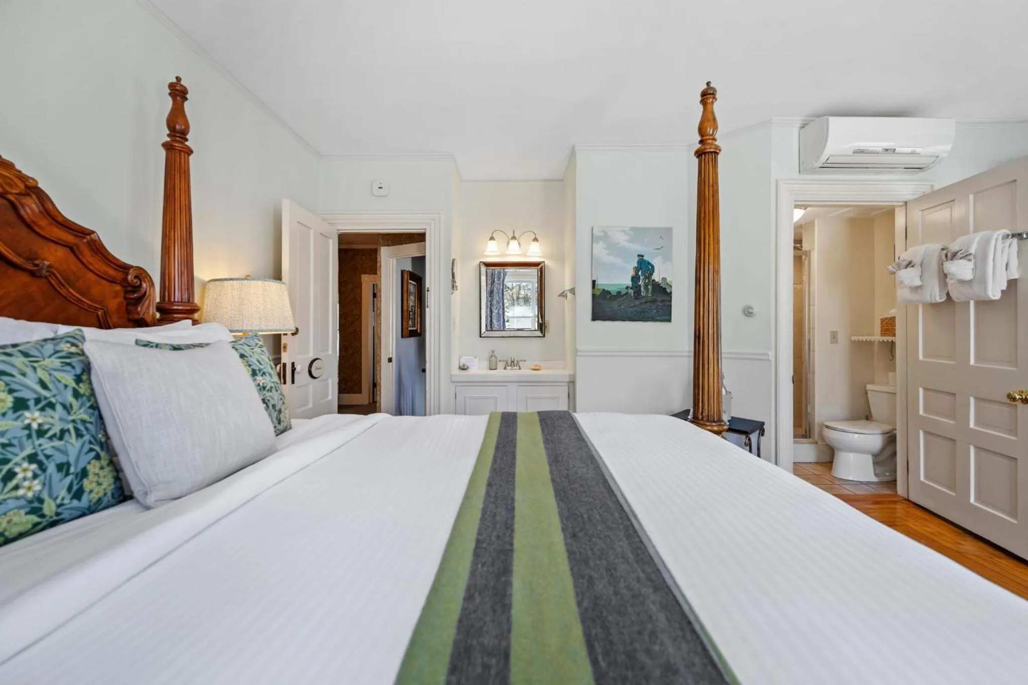 Shower, Bed in Hartstone Inn