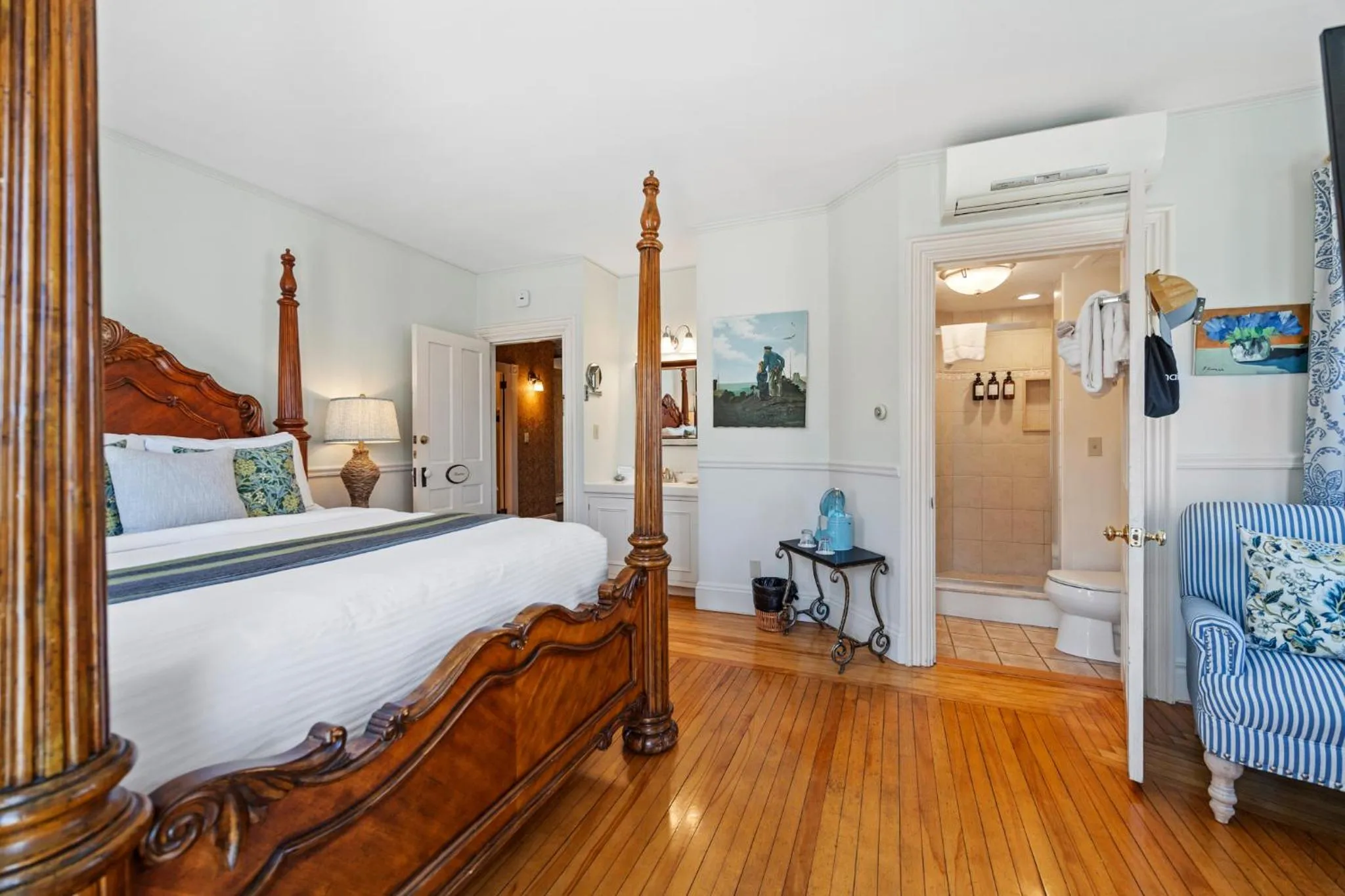 Bed in Hartstone Inn