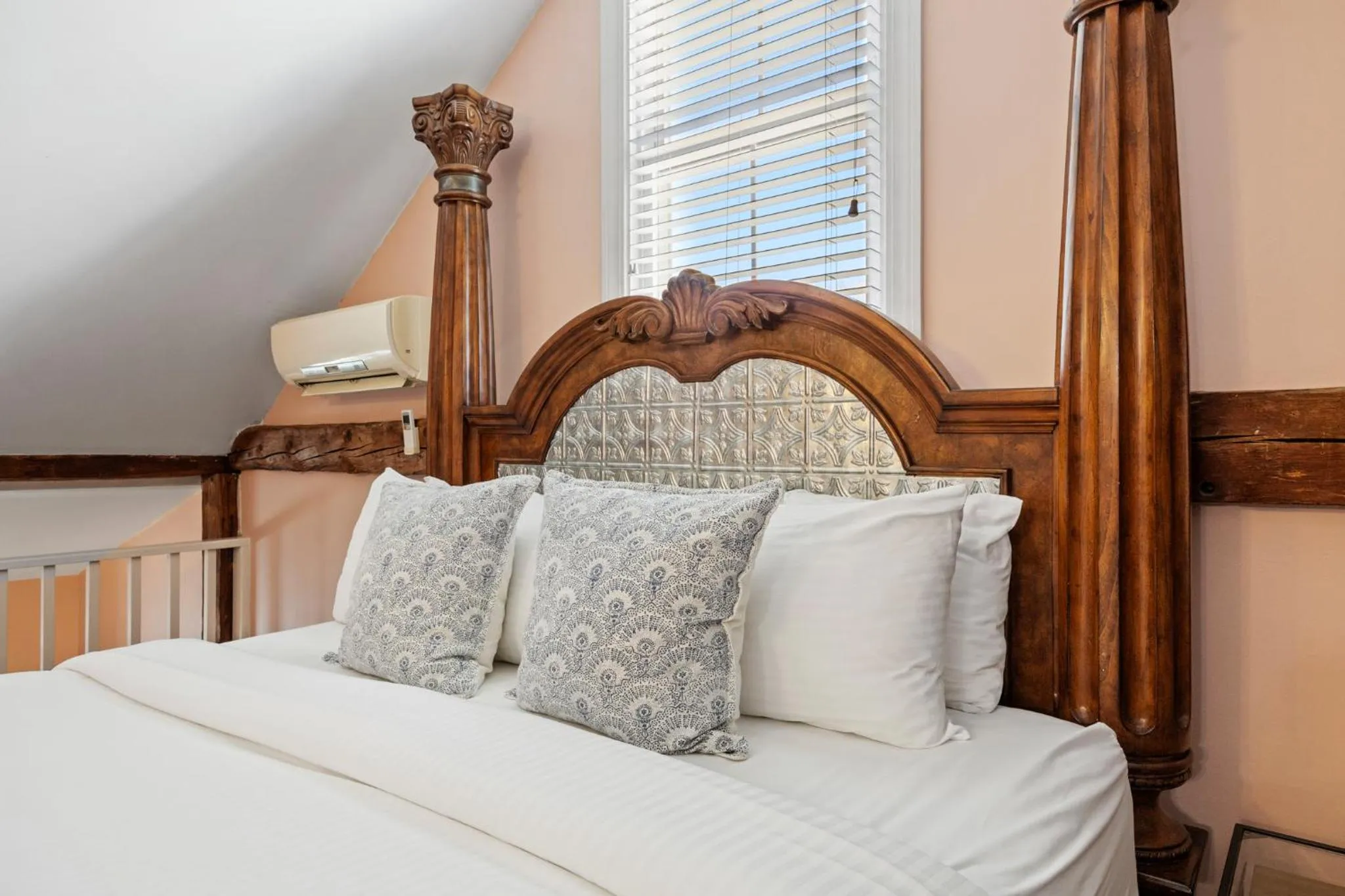 Bed in Hartstone Inn