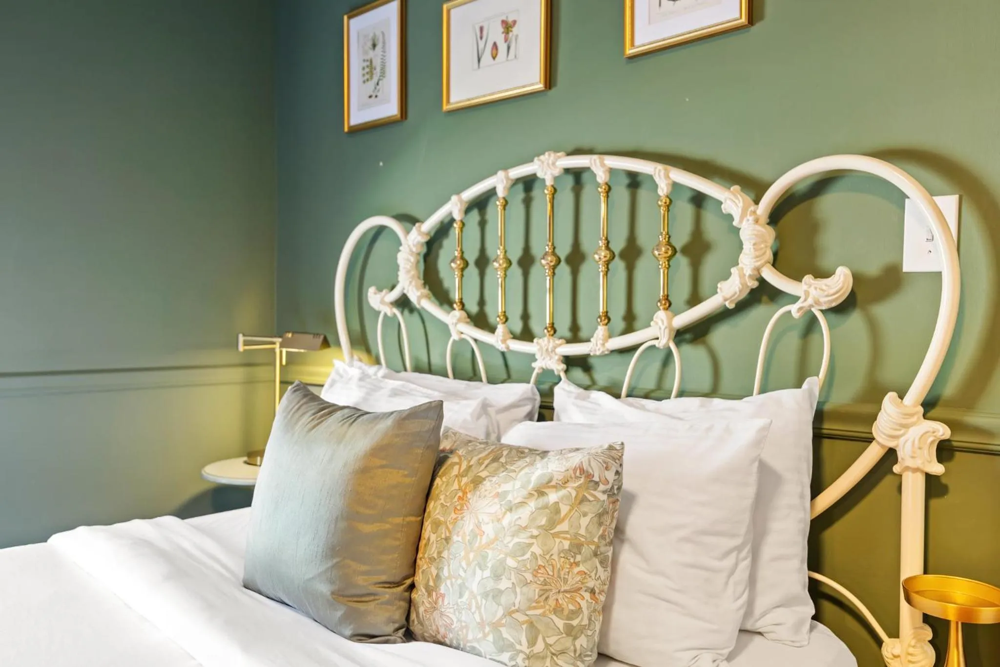 Bed in Hartstone Inn