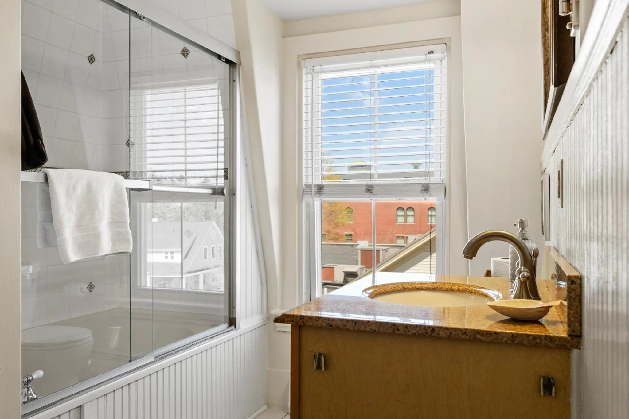Shower in Hartstone Inn