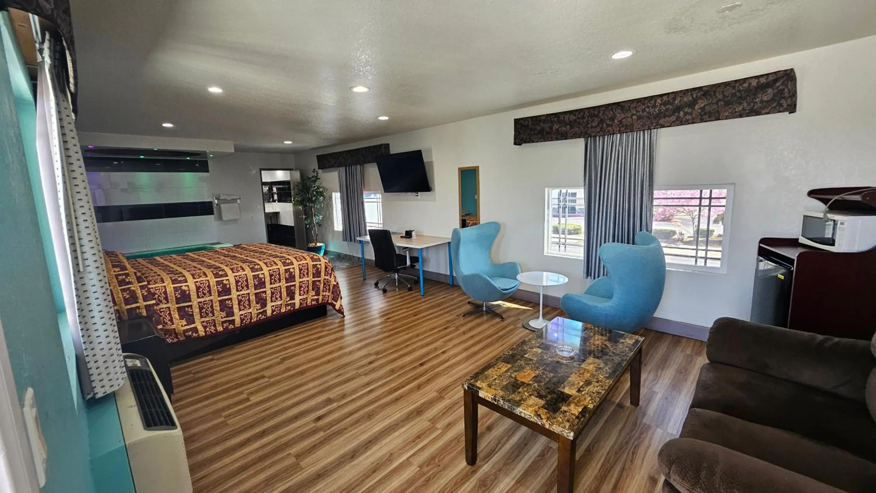 Hot Tub, Bed in Dream Inn