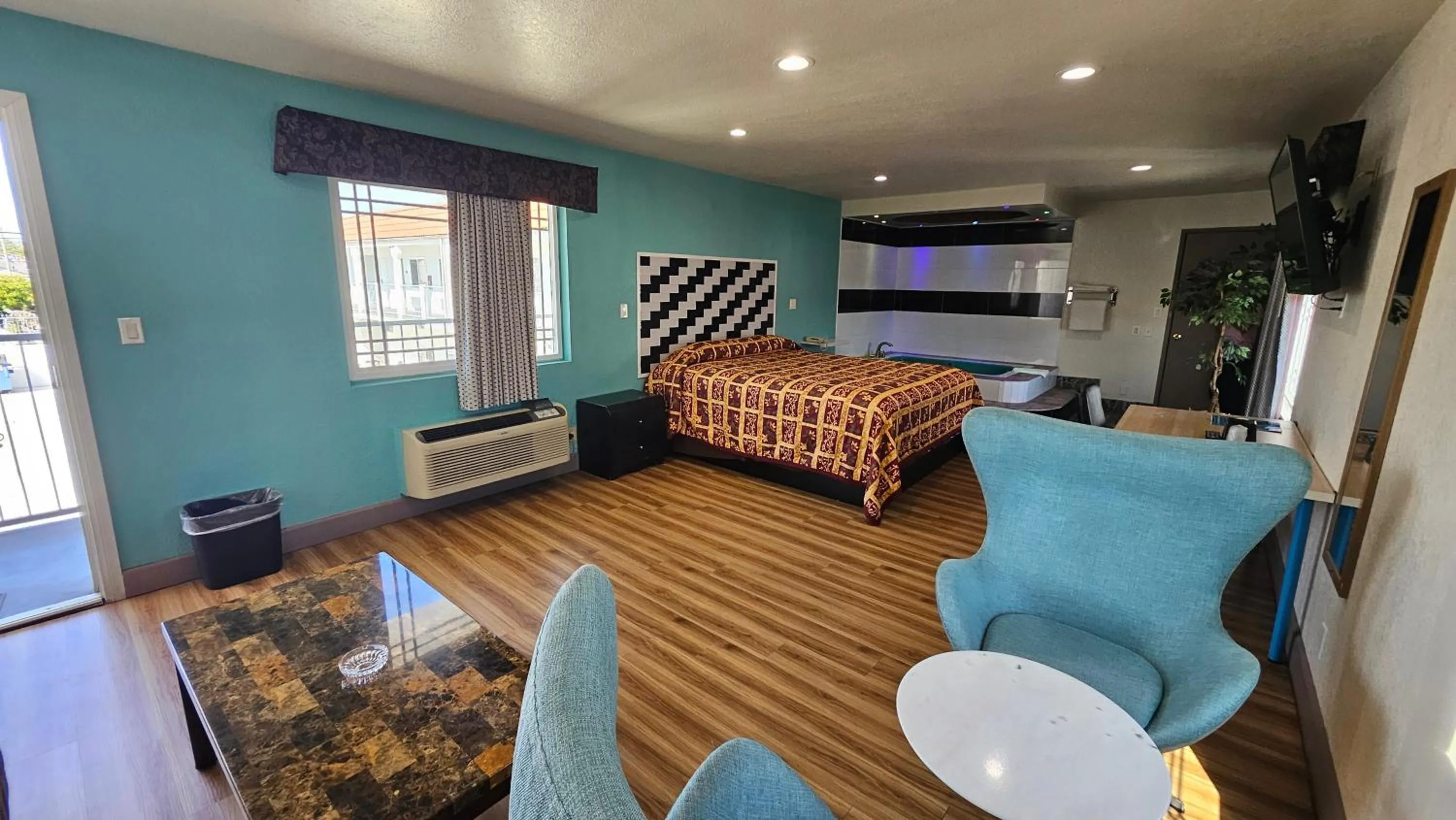Hot Tub, Bed in Dream Inn