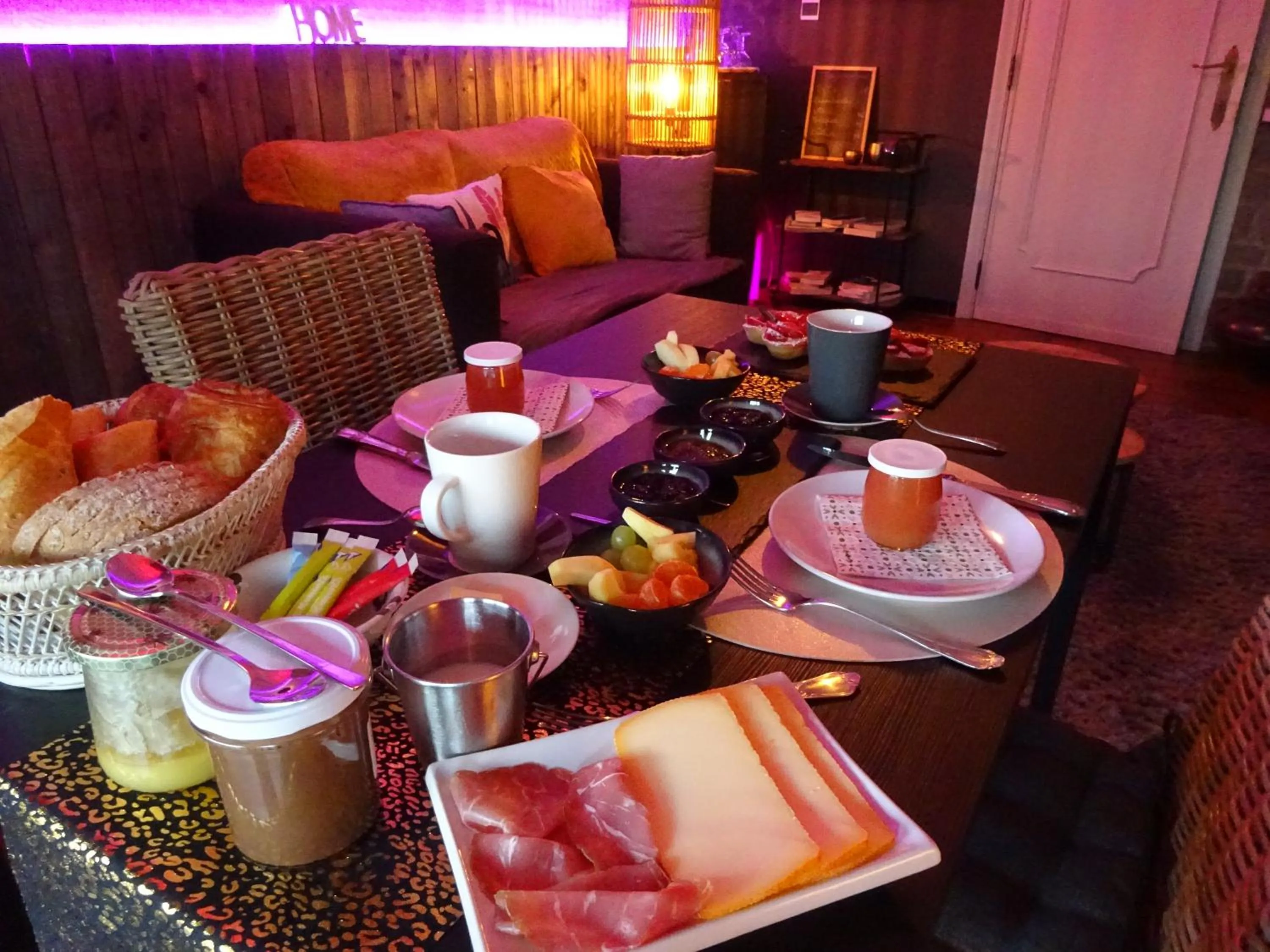 Communal lounge/ TV room in A L'inattendue