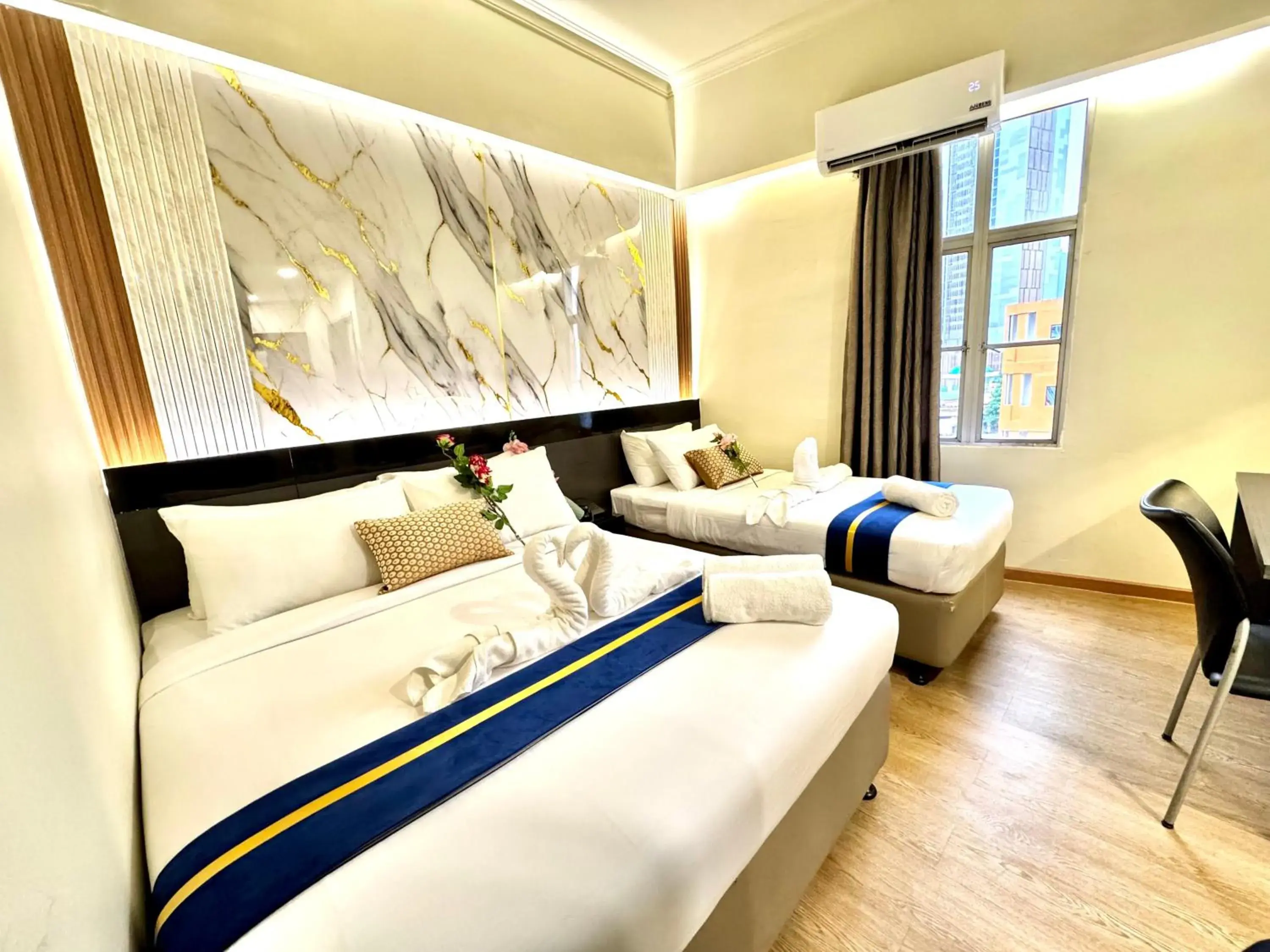 Deluxe Triple Room in Central City Hotel at Chinatown Deluxe Triple Room in Central City Hotel at Chinatown