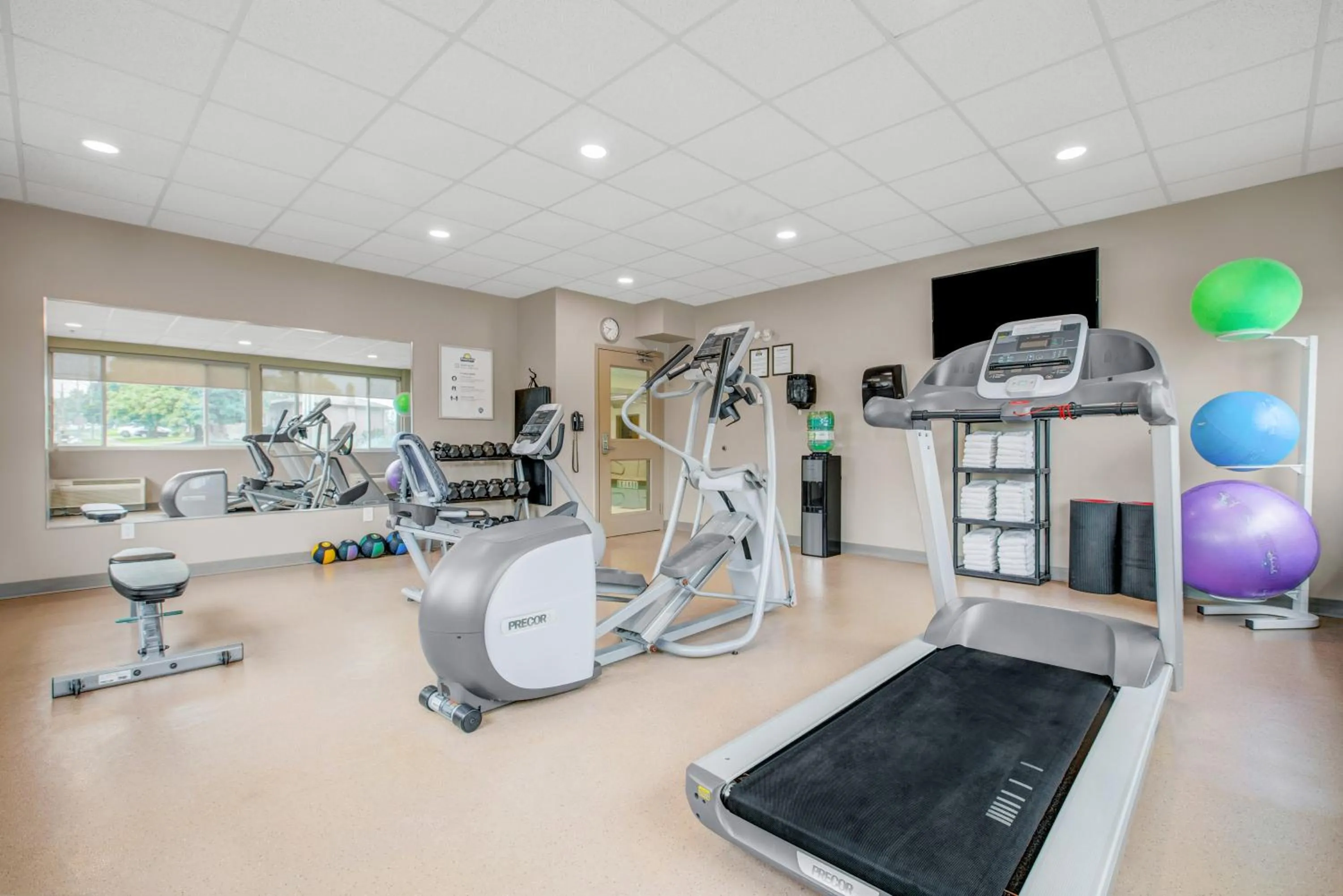 Fitness centre/facilities in Days Inn & Suites by Wyndham Lindsay