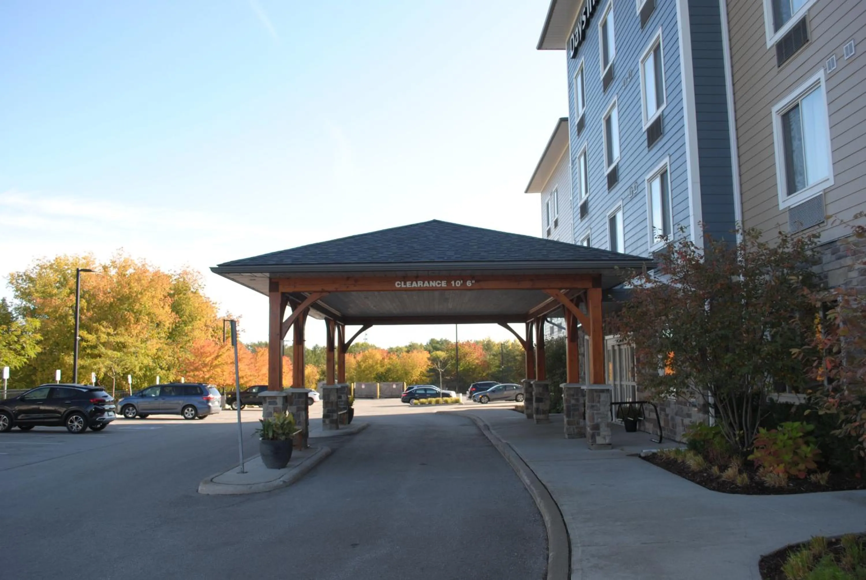 Facade/entrance in Days Inn & Suites by Wyndham Lindsay
