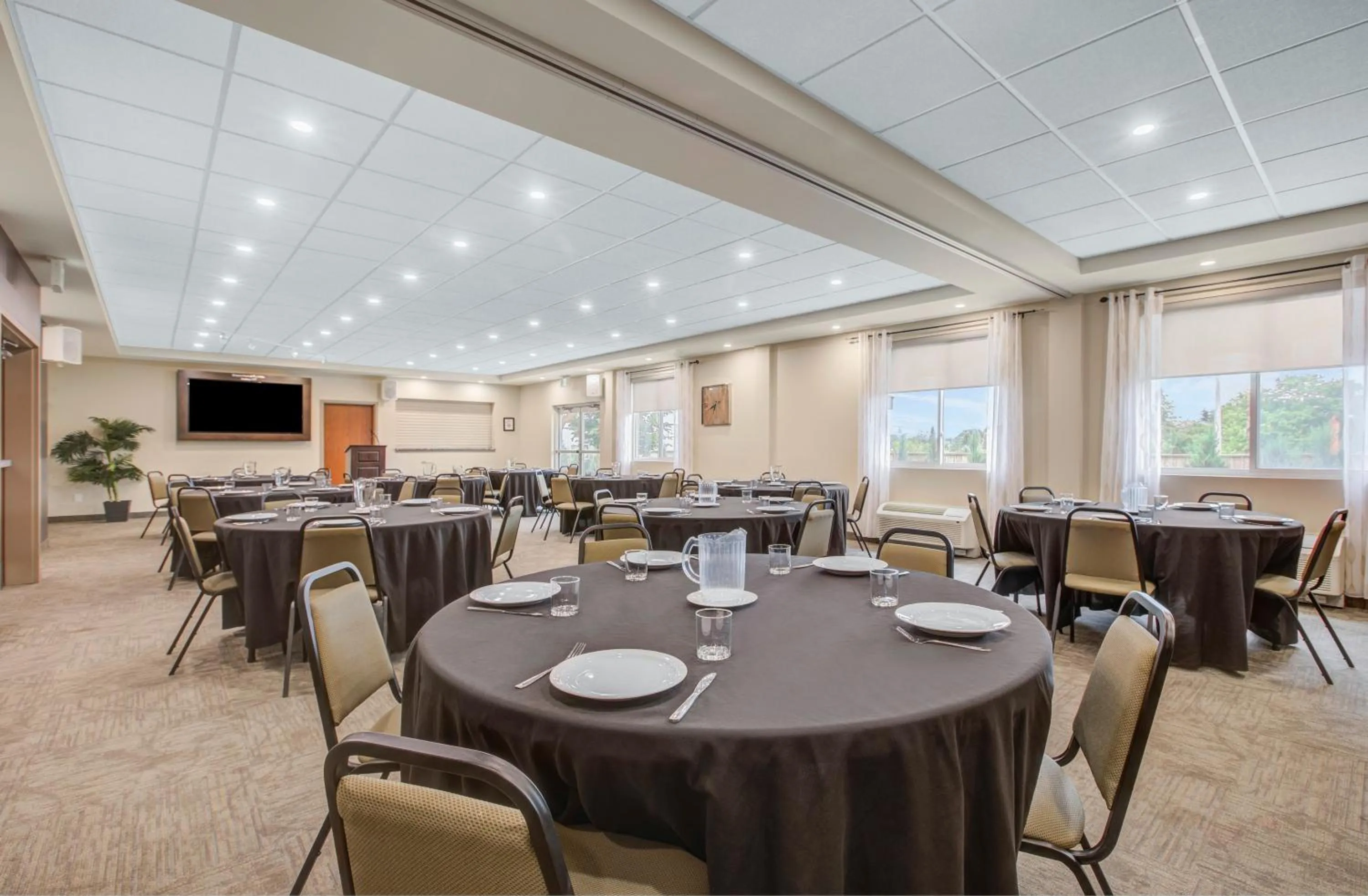 Meeting/conference room in Days Inn & Suites by Wyndham Lindsay