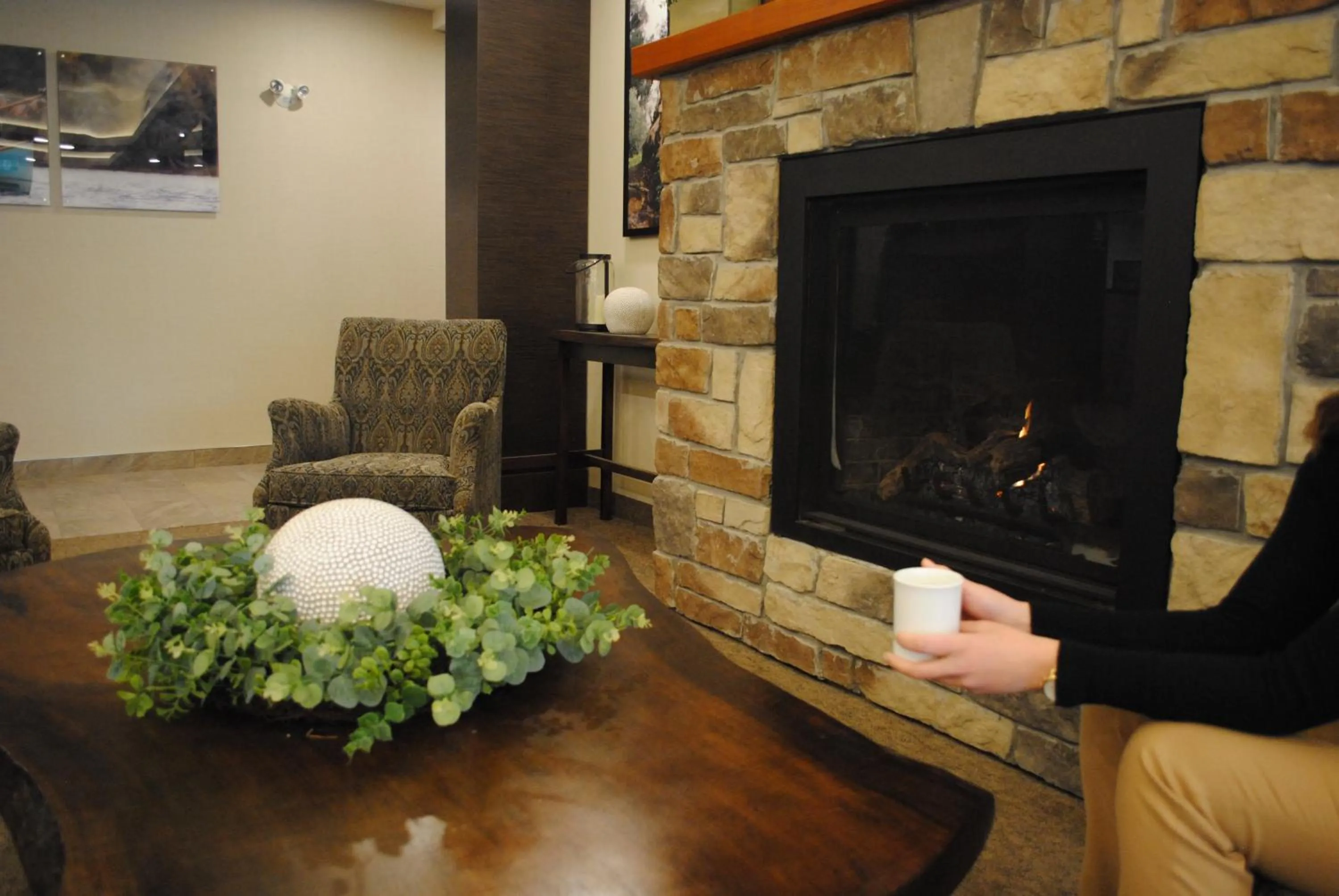 Lobby or reception in Days Inn & Suites by Wyndham Lindsay