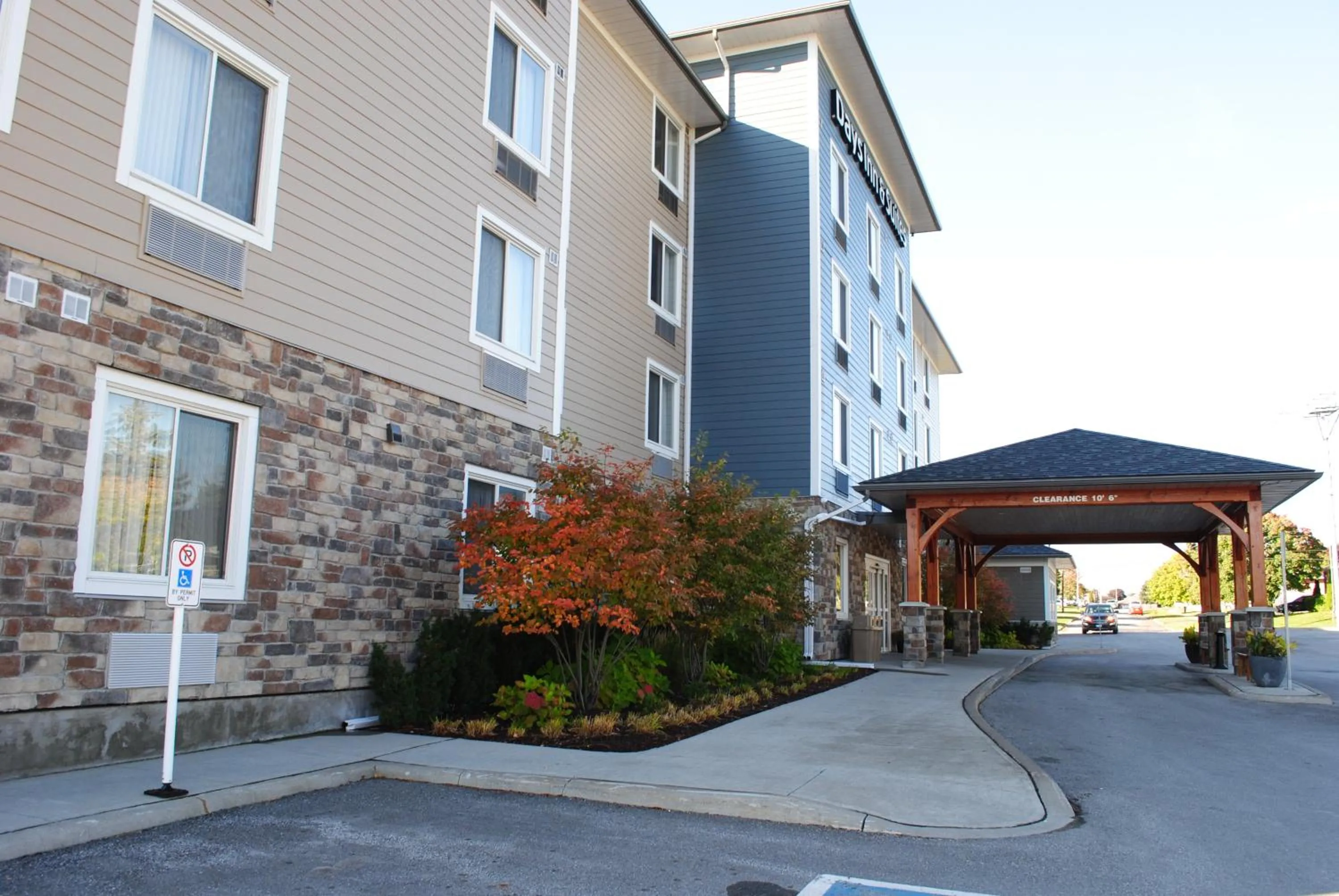 Facade/entrance in Days Inn & Suites by Wyndham Lindsay