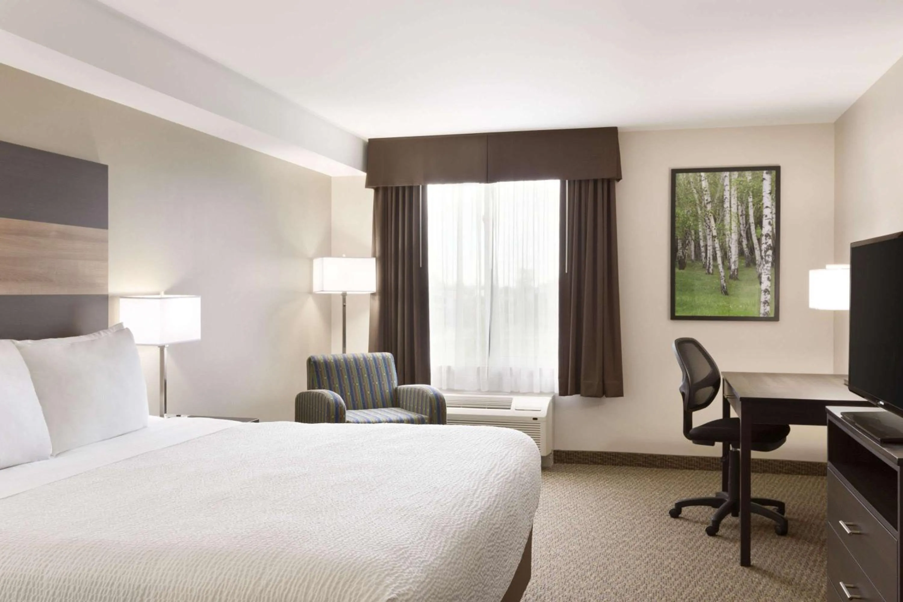 Photo of the whole room, Bed in Days Inn & Suites by Wyndham Lindsay