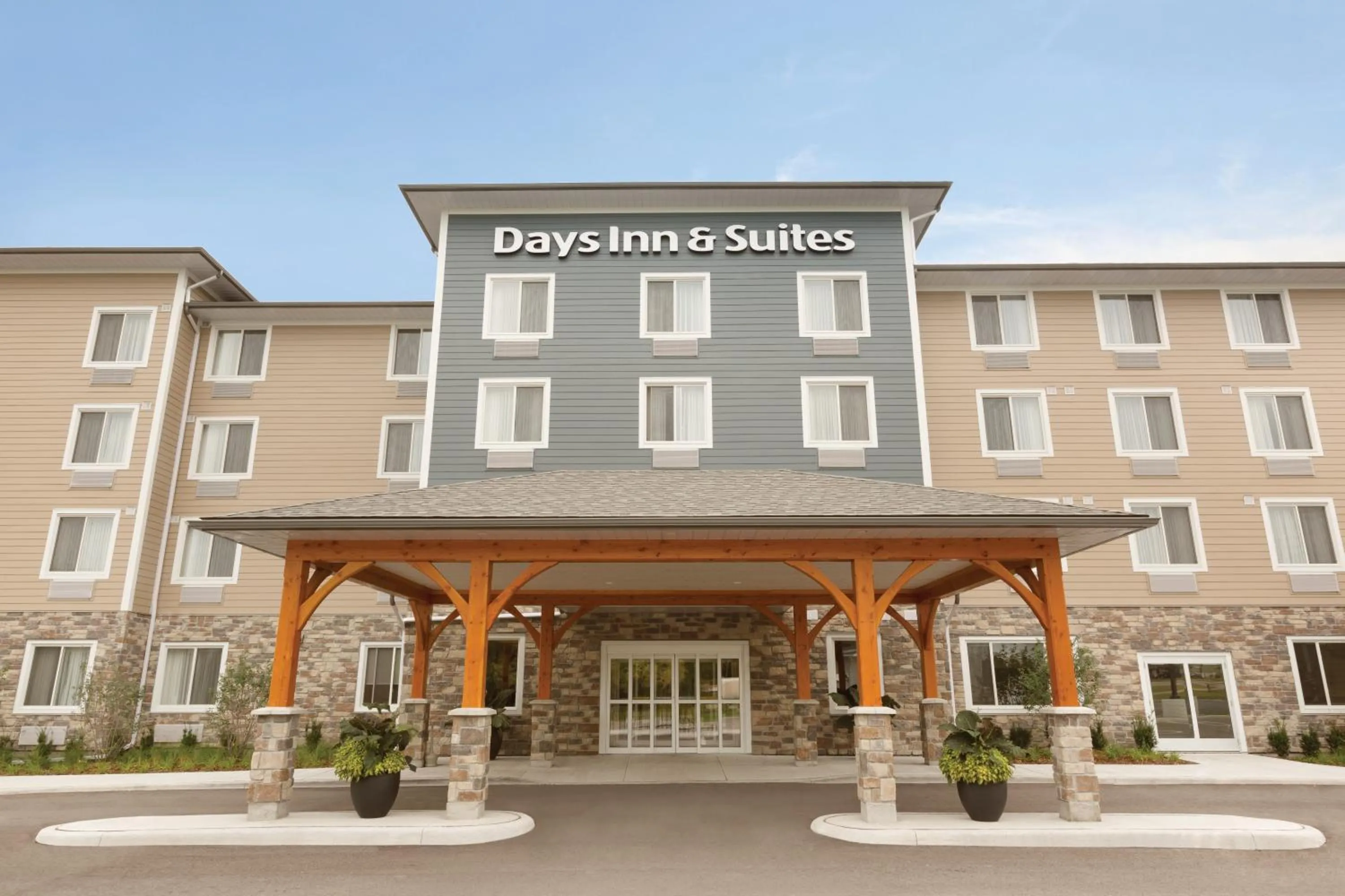 Facade/entrance in Days Inn & Suites by Wyndham Lindsay