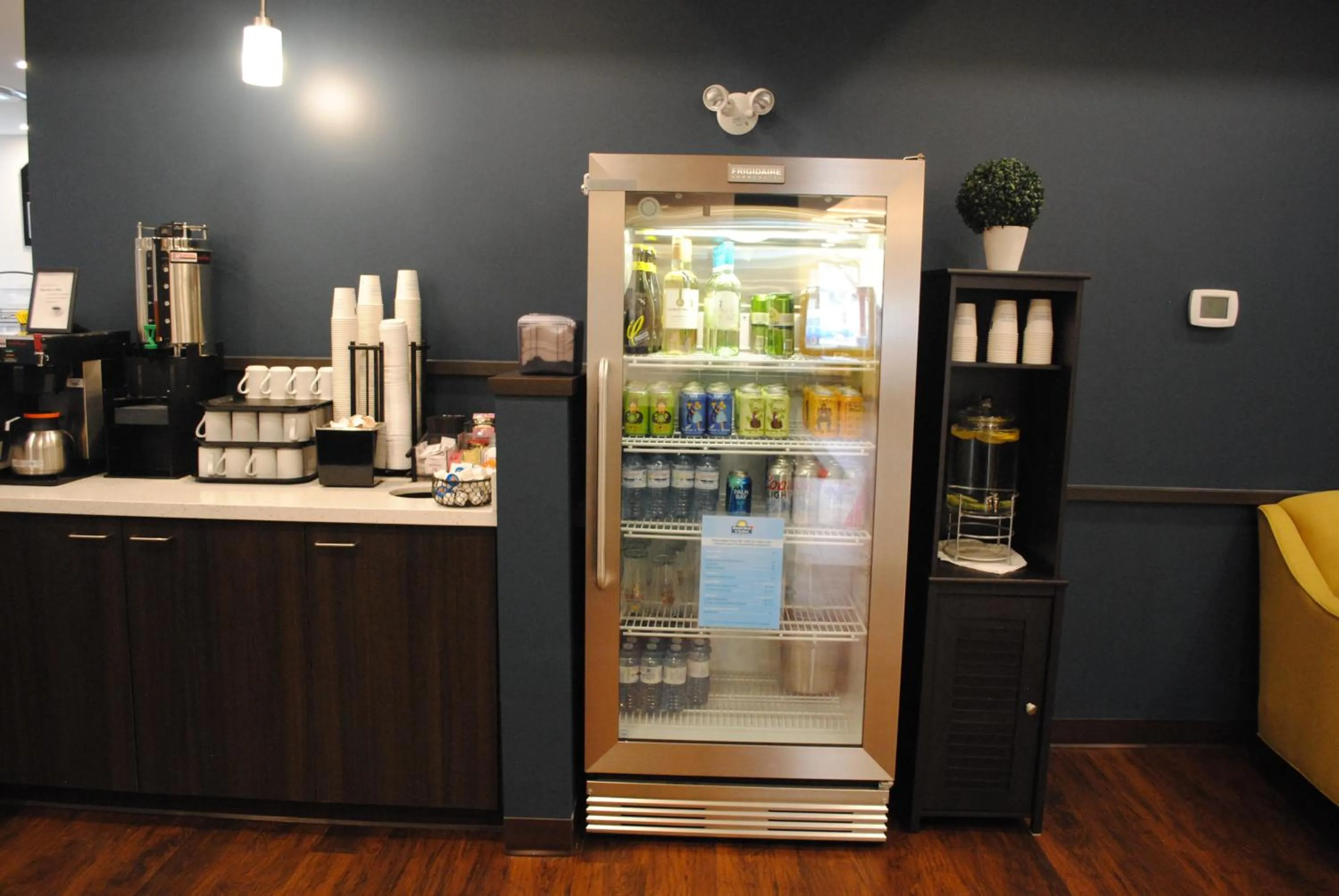 Lounge or bar in Days Inn & Suites by Wyndham Lindsay