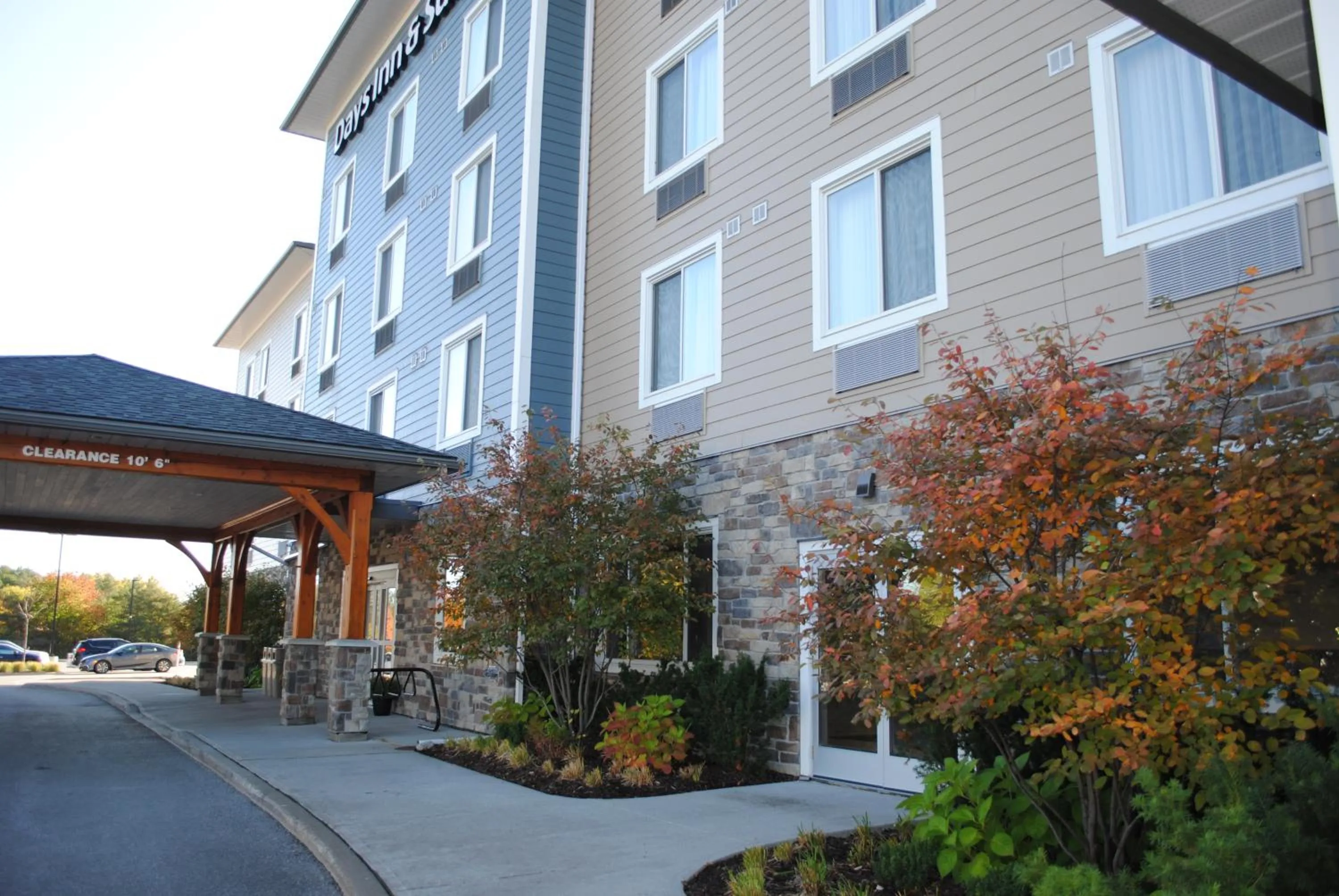 Facade/entrance in Days Inn & Suites by Wyndham Lindsay