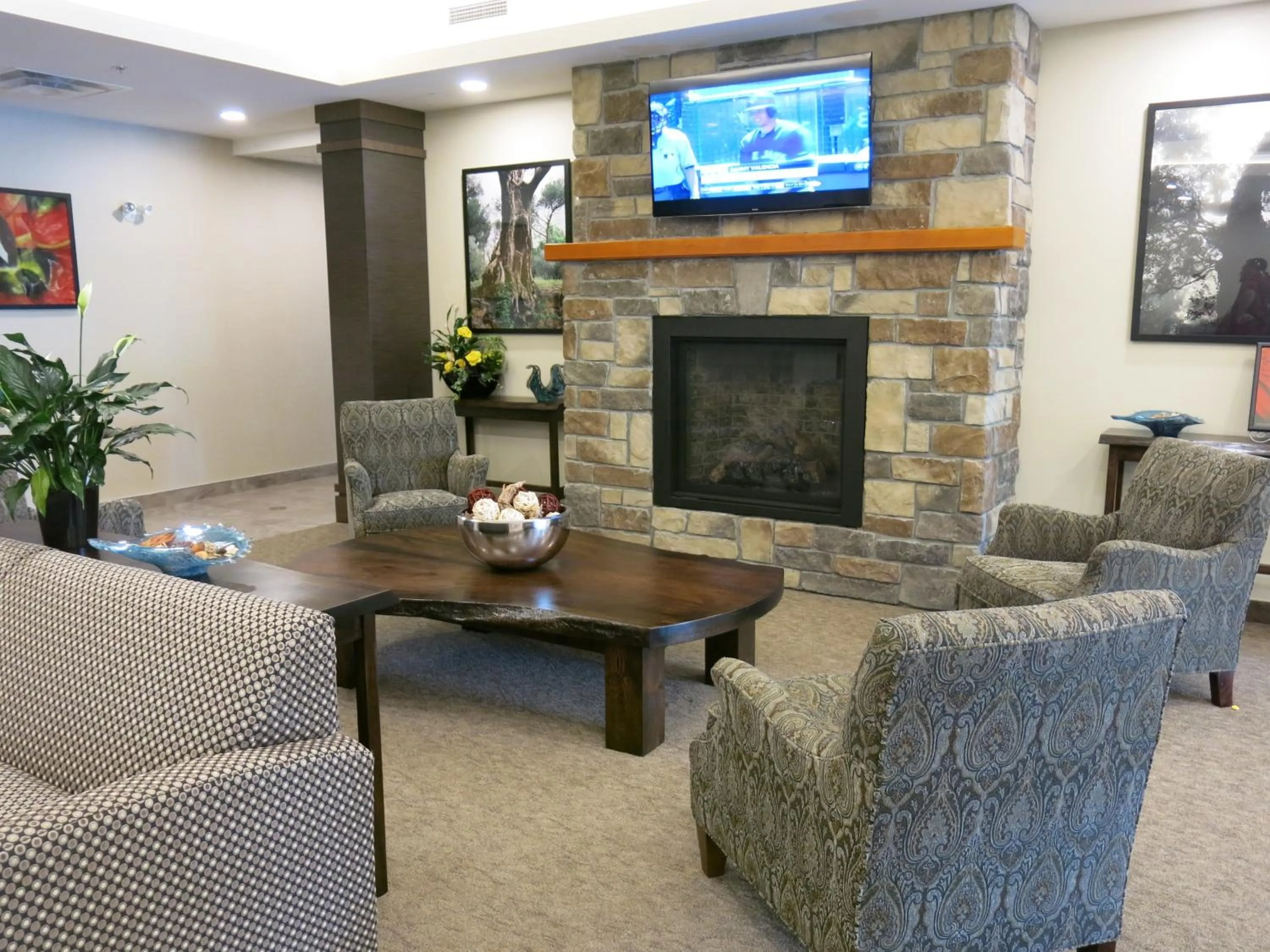 Seating area in Days Inn & Suites by Wyndham Lindsay