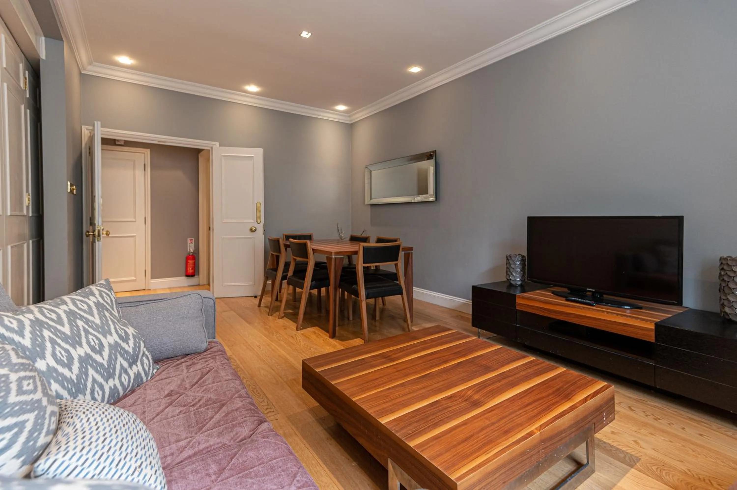 Living room, TV/Entertainment Center in Mayfair private Apartments