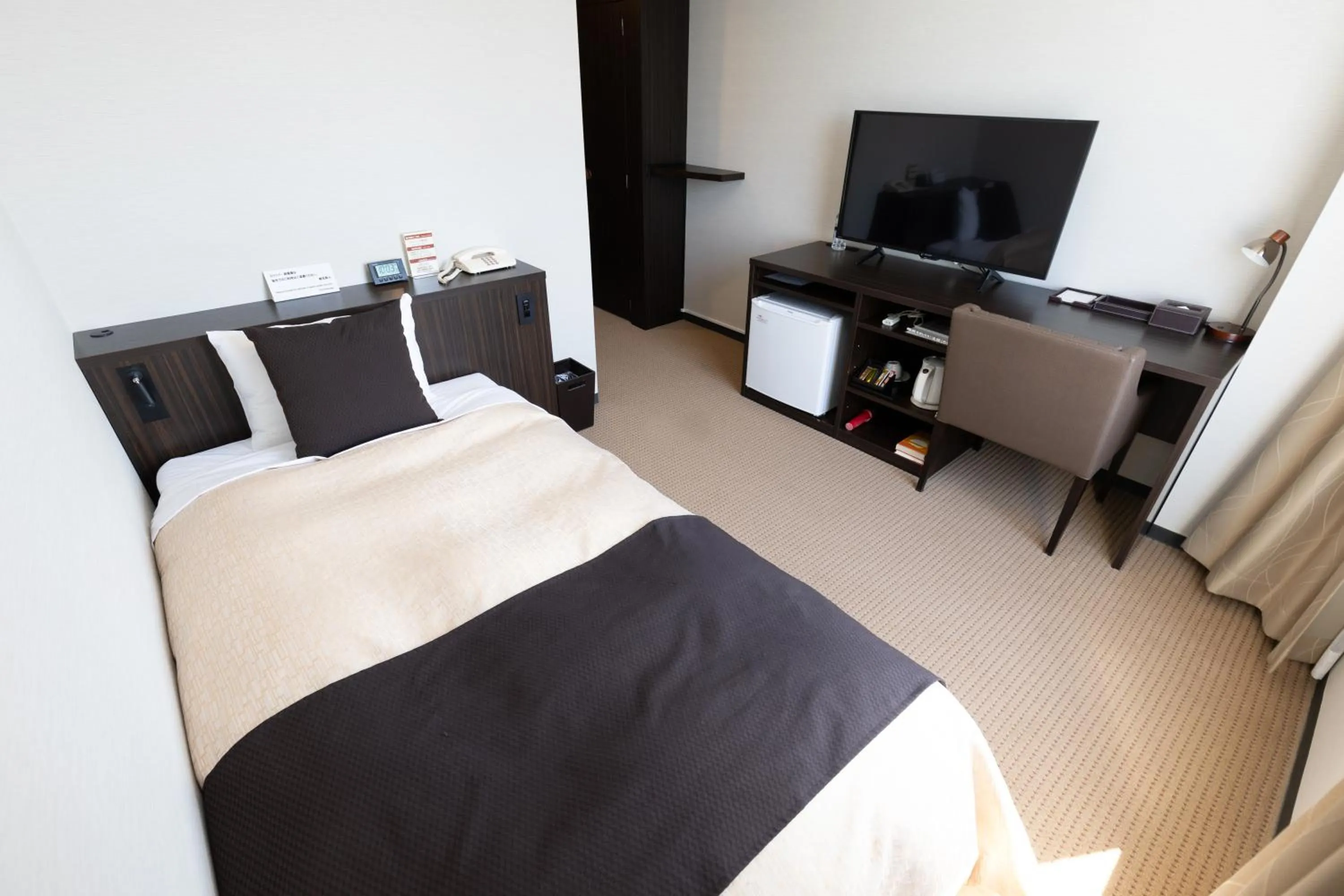 Bedroom, Bed in The Italia Ken