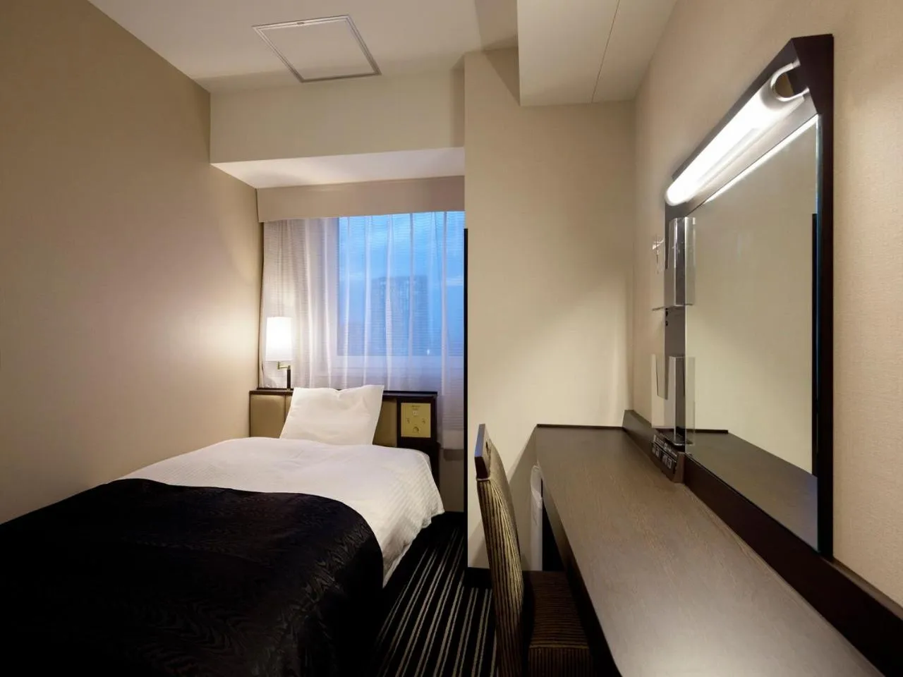 Photo of the whole room, Bed in APA Hotel Shinjuku Kabukicho Tower