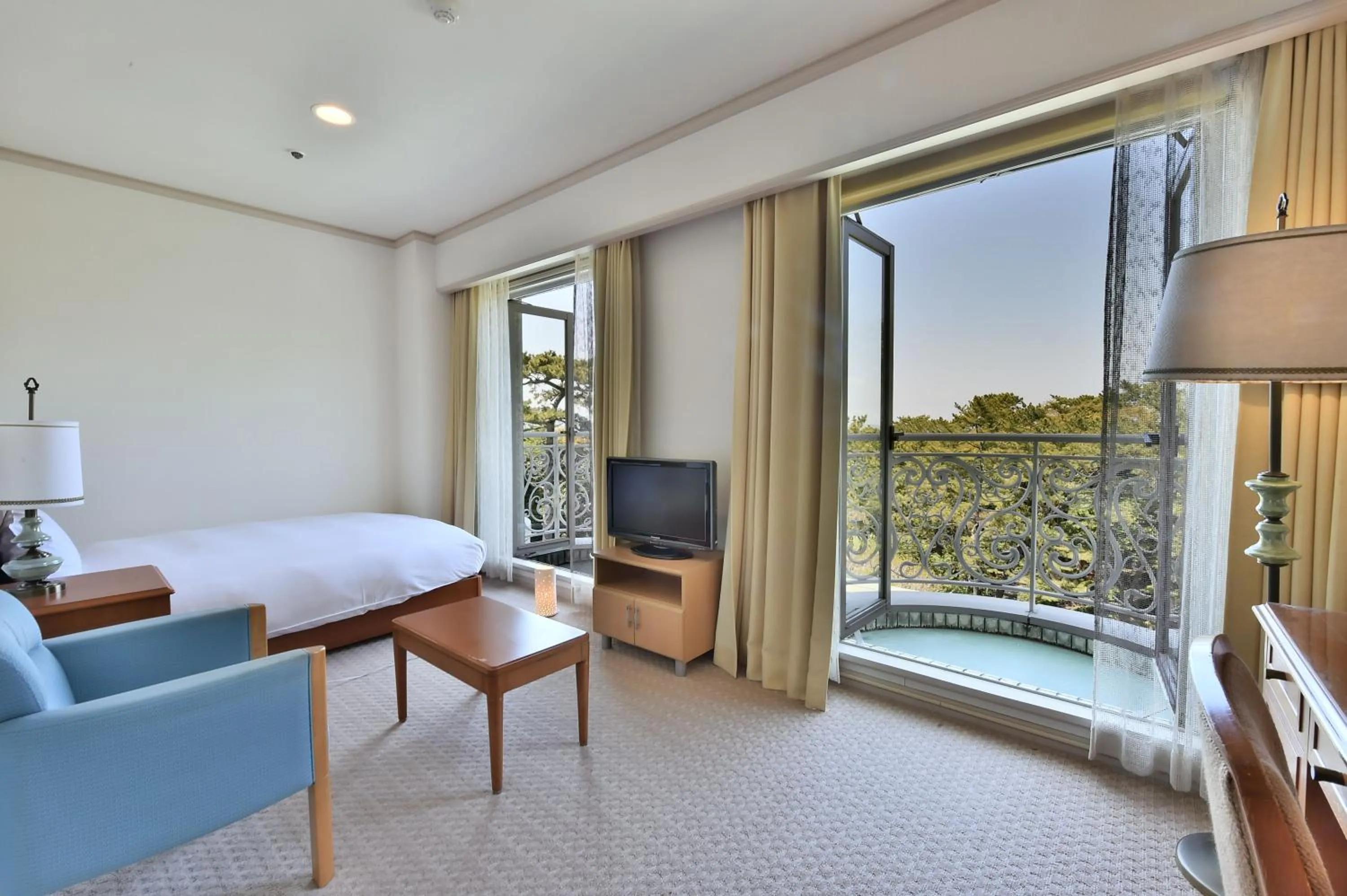 Photo of the whole room, Bed in Shizuoka Country Hamaoka Course & Hotel