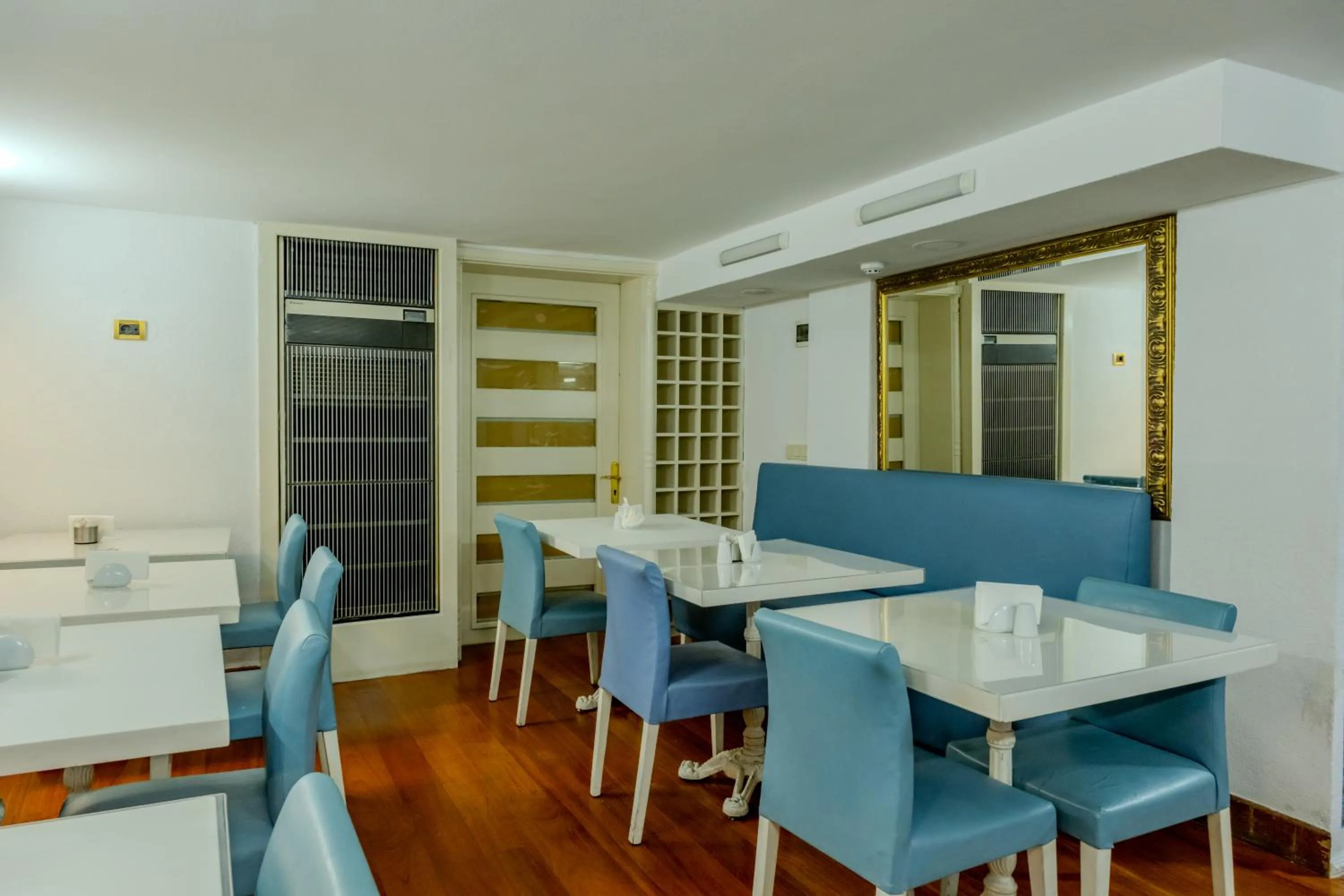 Restaurant/places to eat in Peak Star Hotel