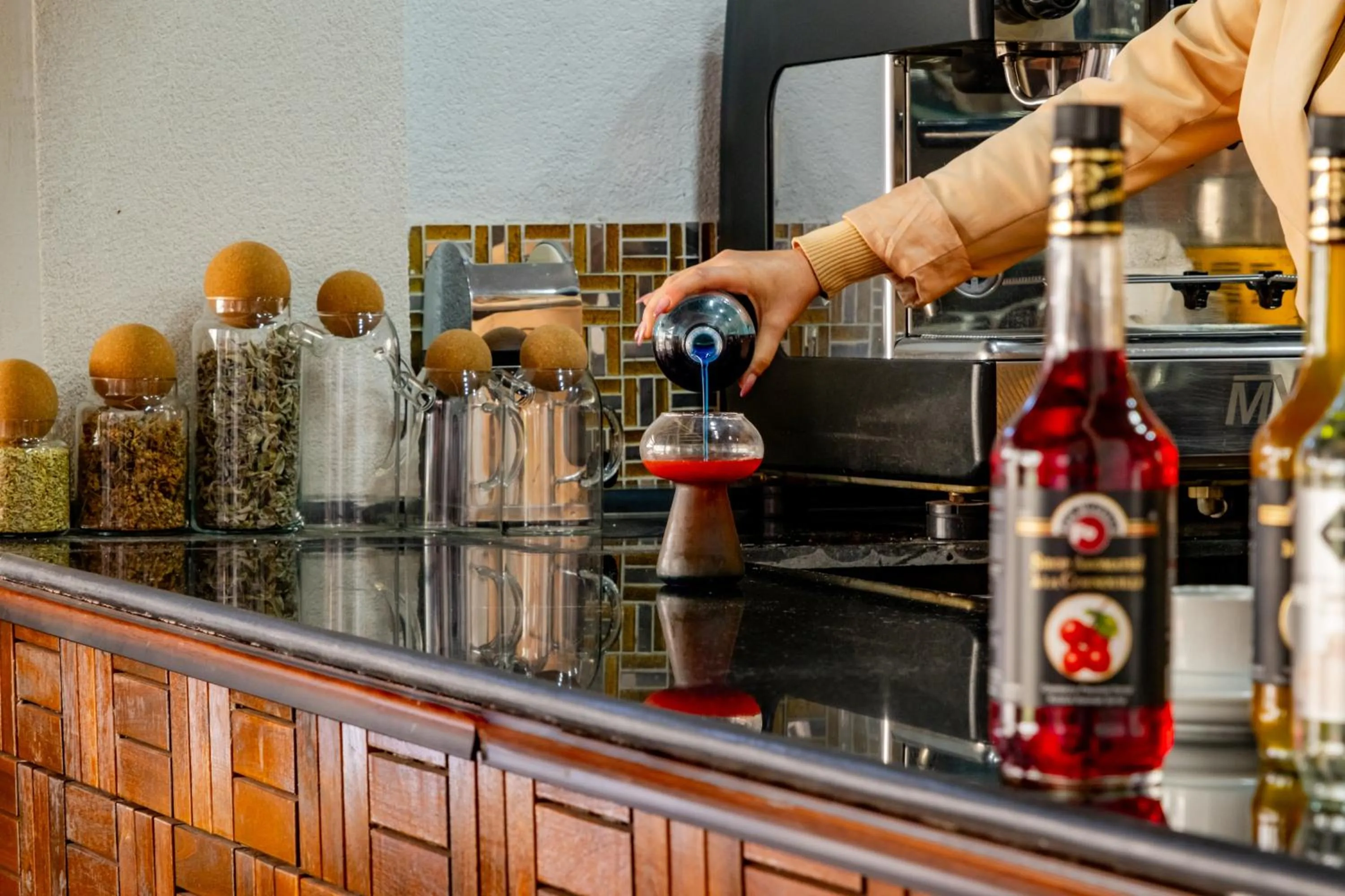 Restaurant/places to eat in Peak Star Hotel