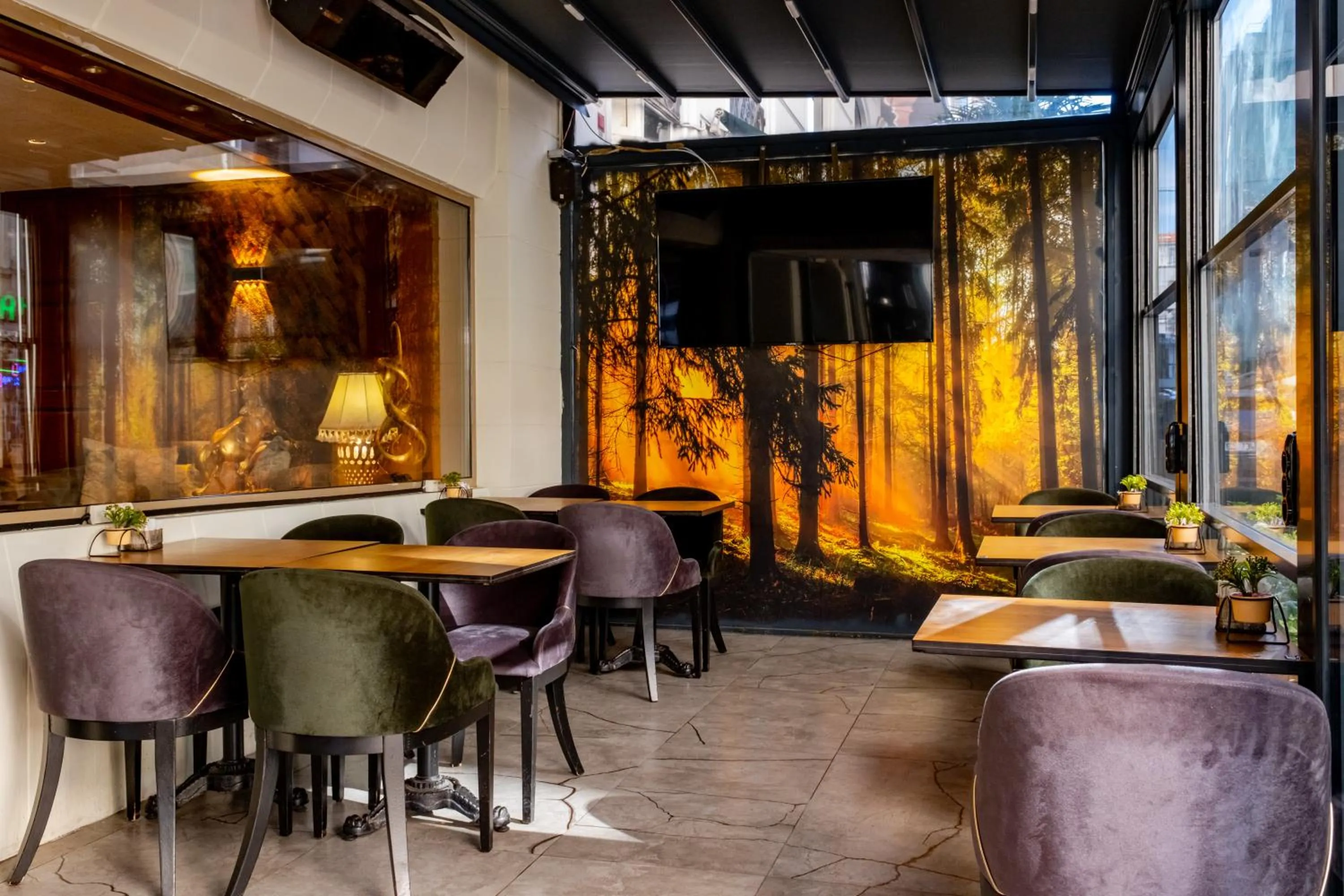 Restaurant/places to eat in Peak Star Hotel