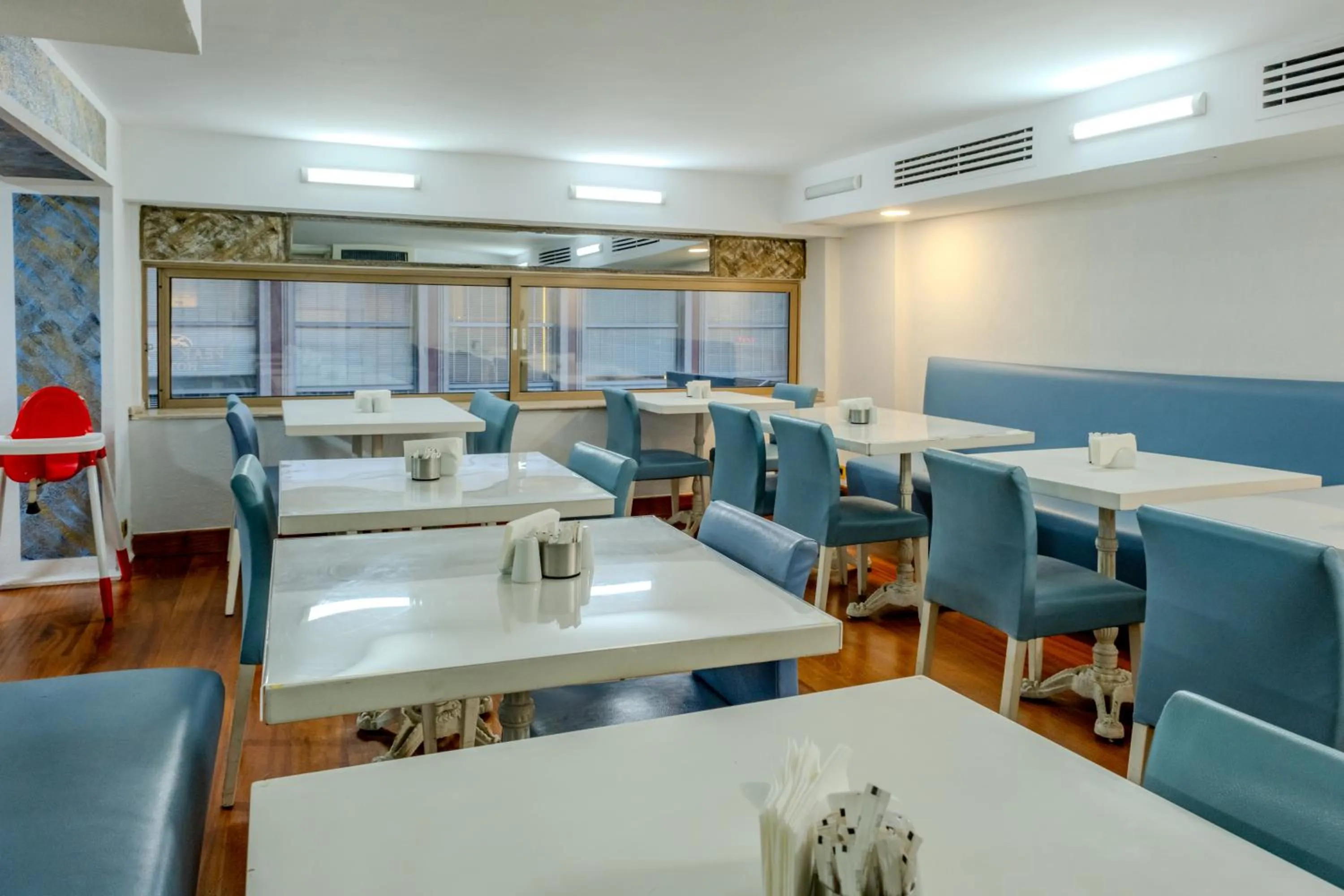 Restaurant/places to eat in Peak Star Hotel