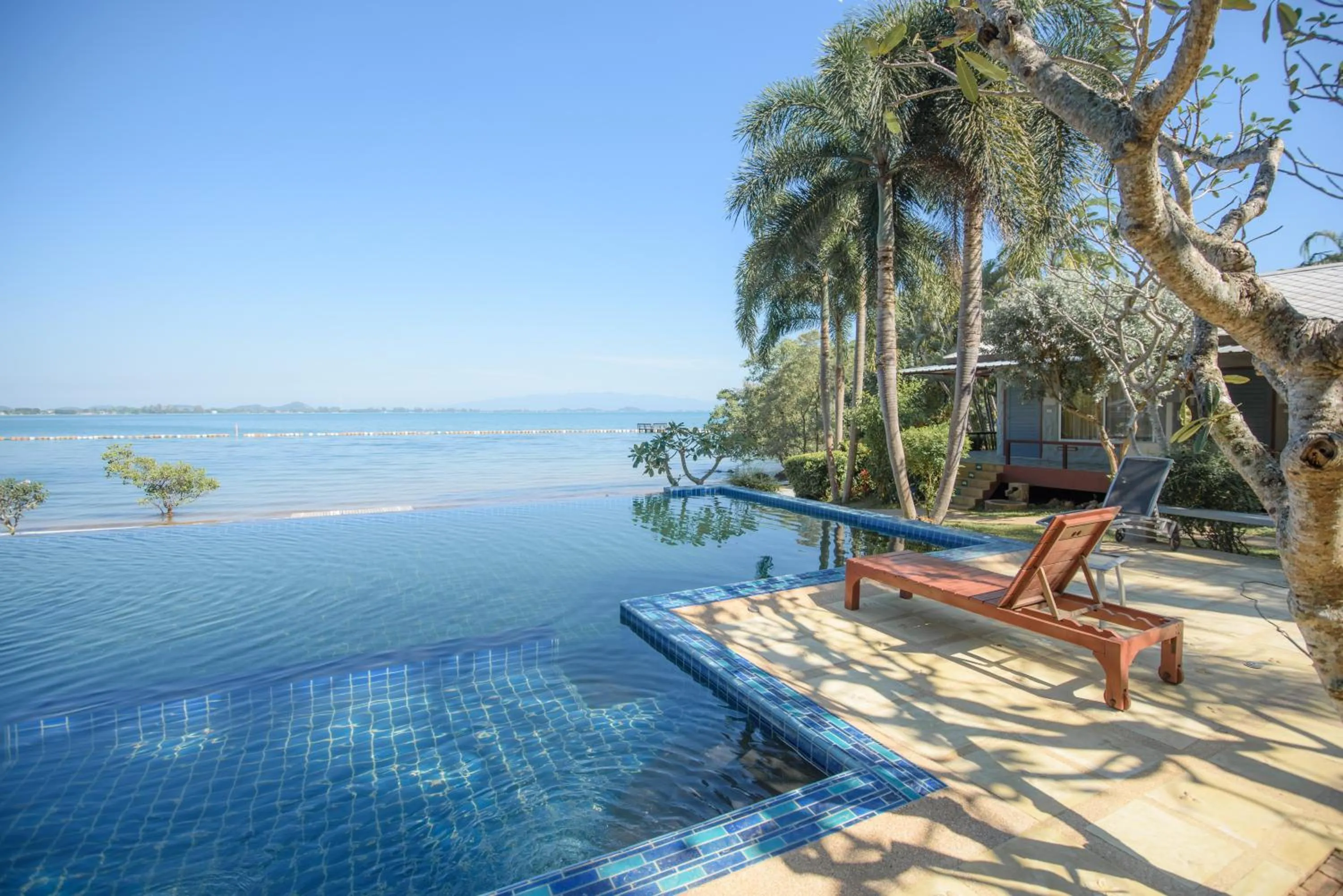 Swimming pool in Seashell Village Resort