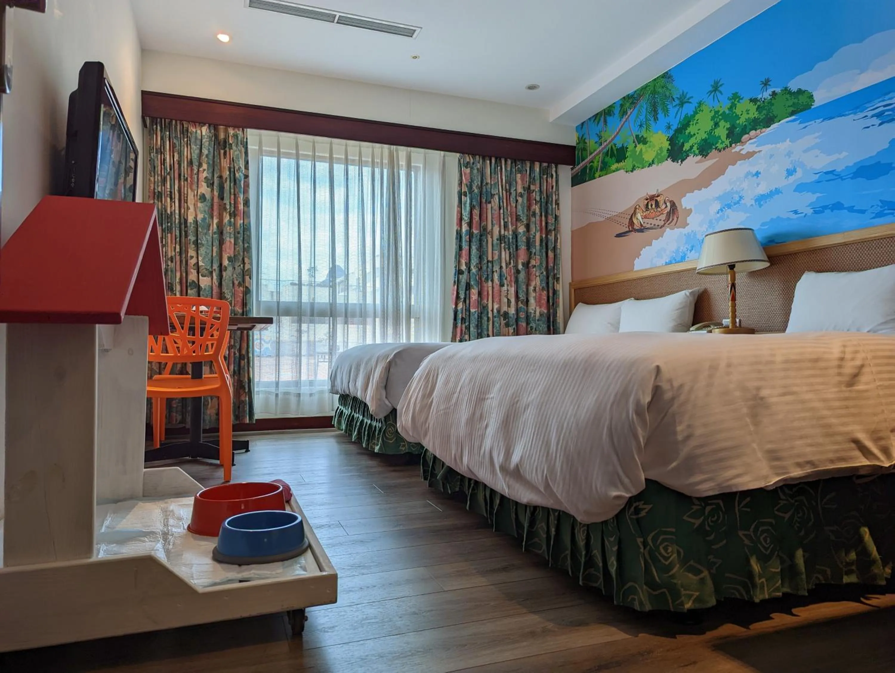 Photo of the whole room, Bed in Howard Kenting Wonder House