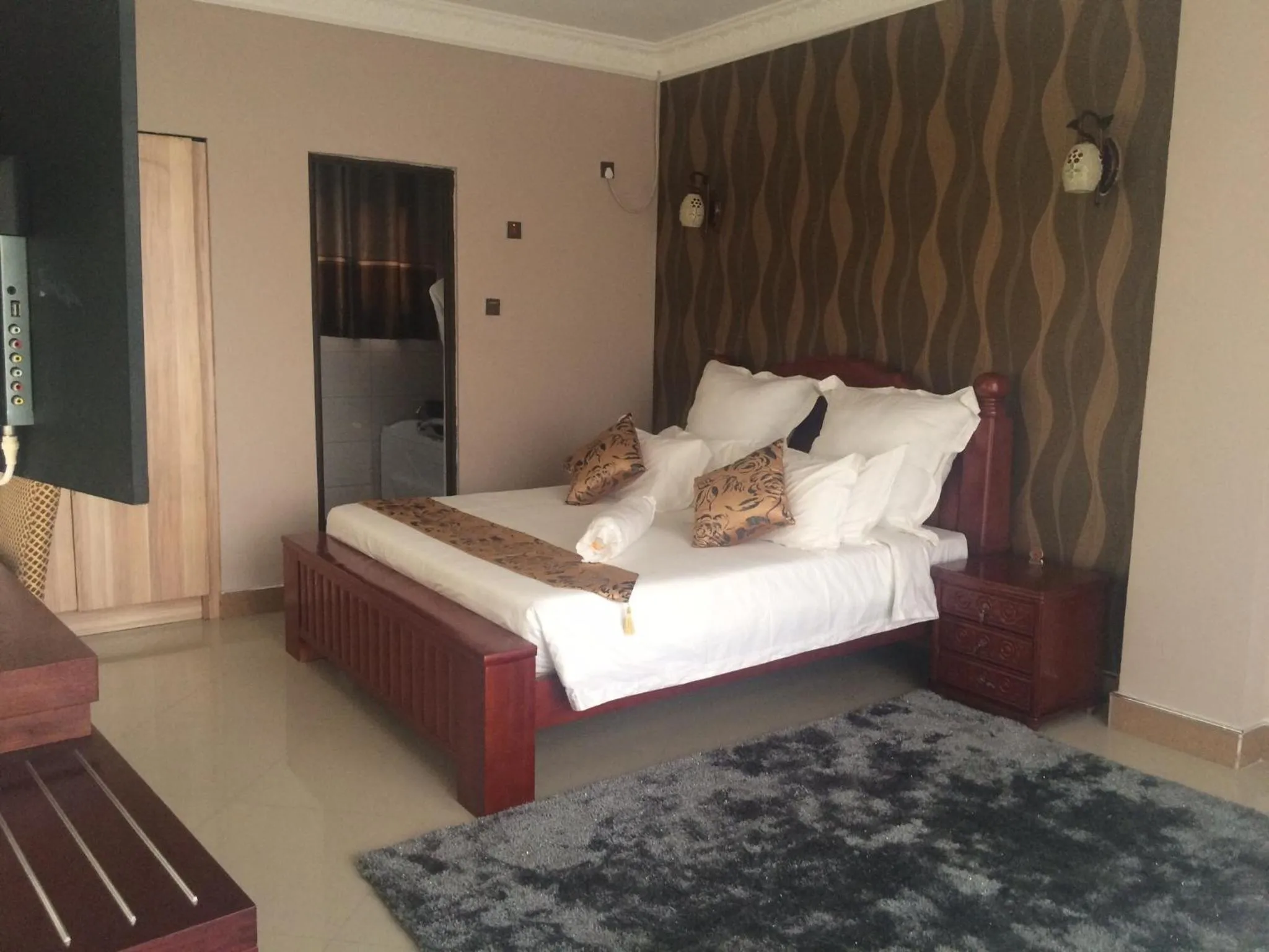 Photo of the whole room, Bed in Sherbourne Hotel