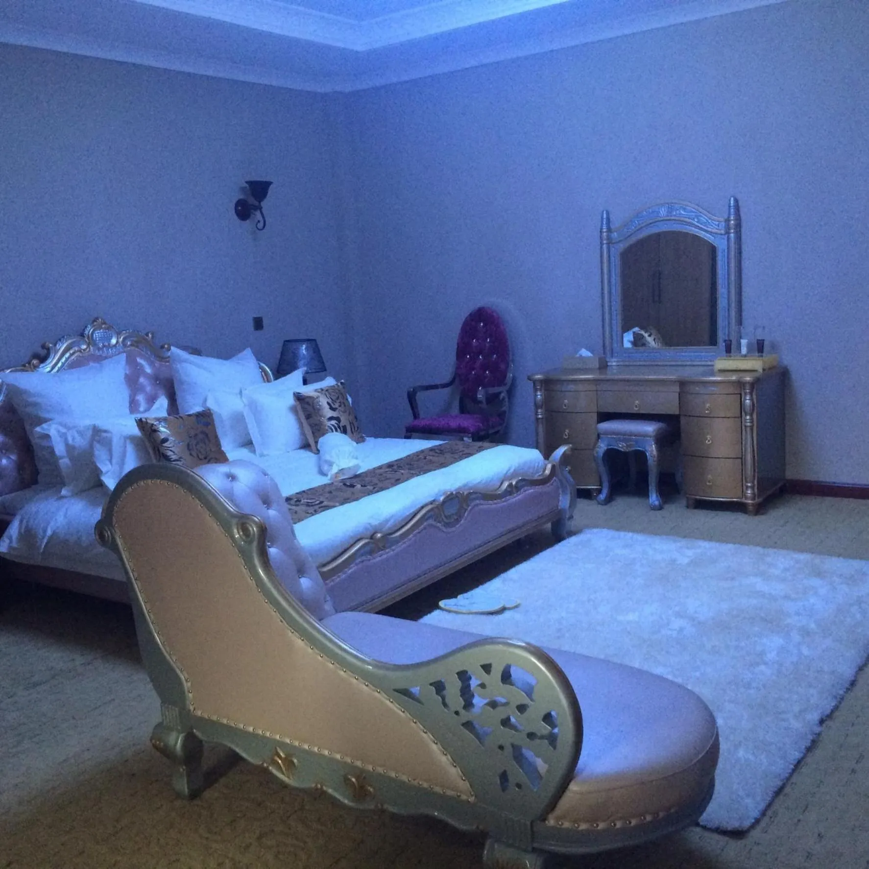 Photo of the whole room, Bed in Sherbourne Hotel