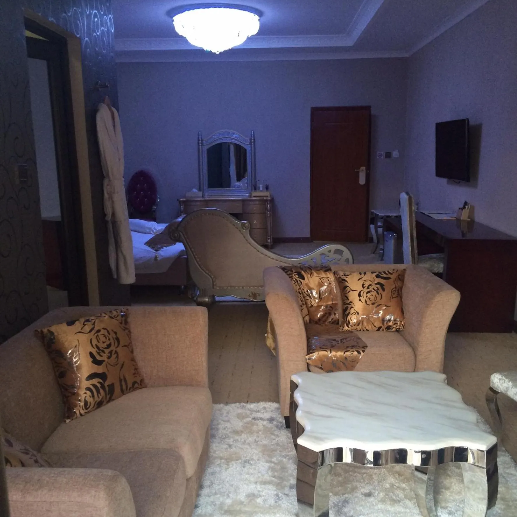 Living room, Bed in Sherbourne Hotel