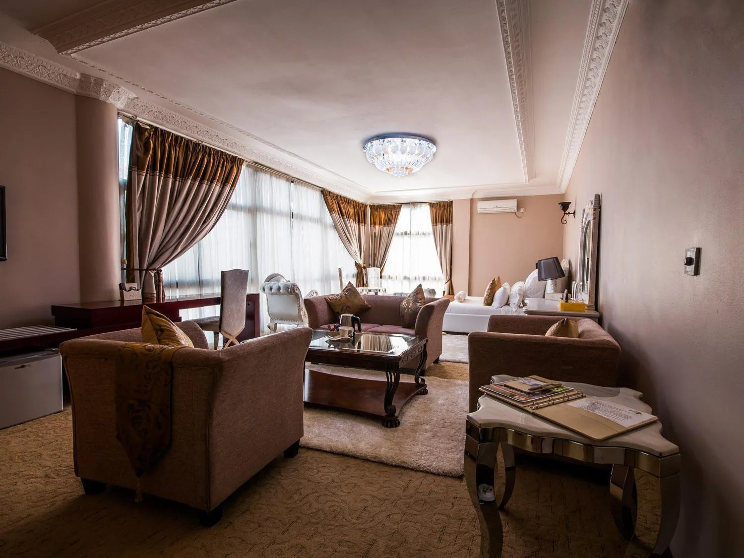 Living room, Bed in Sherbourne Hotel
