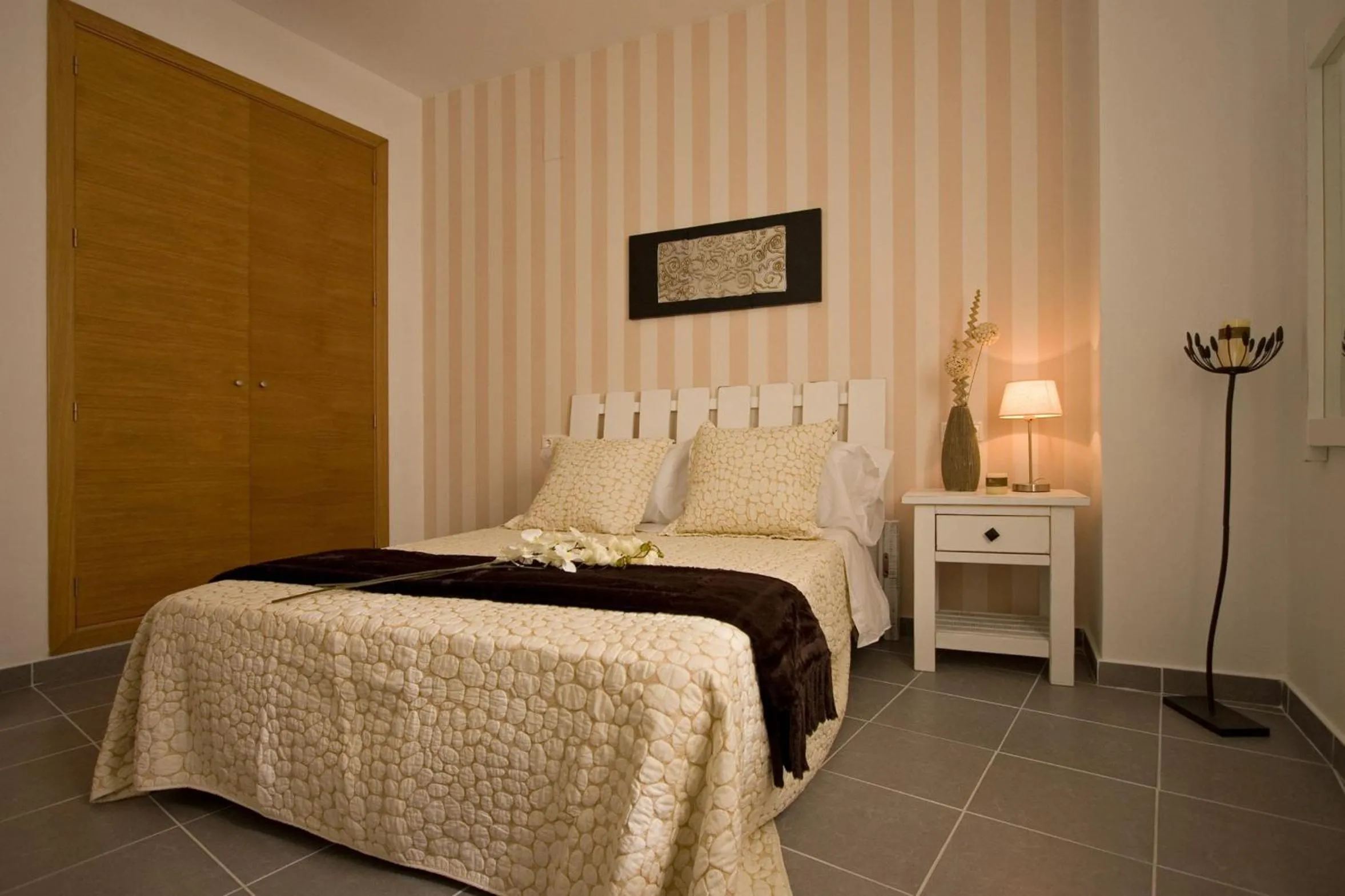 Photo of the whole room, Bed in BeSlow Ayamonte
