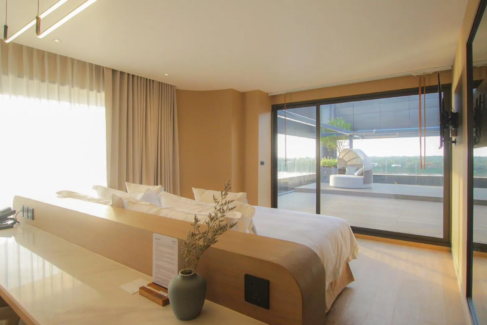 Communal lounge/ TV room, Bed in LePont Riverfront Resort Nongkhai