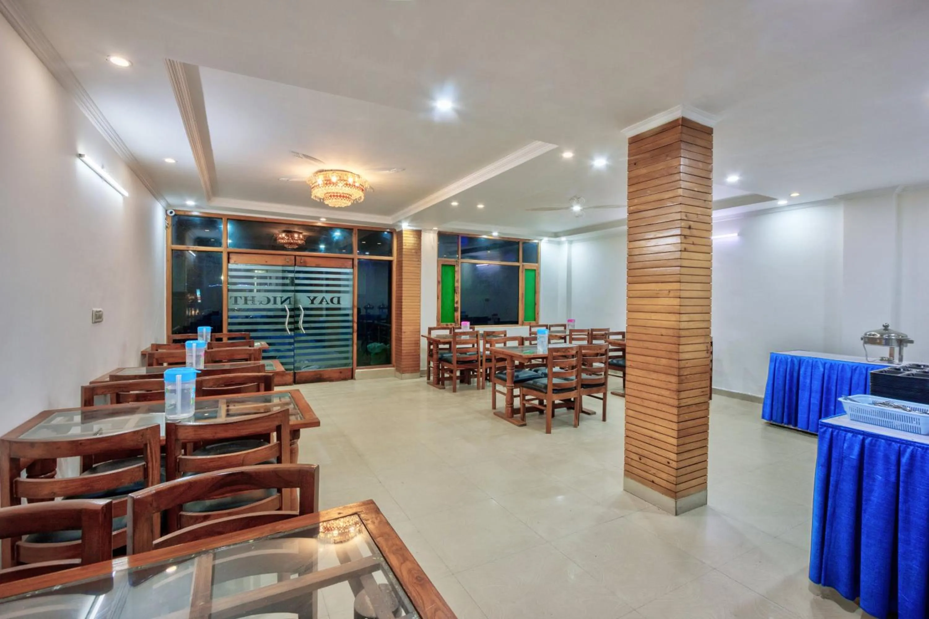 Restaurant/places to eat in Hotel Day Night