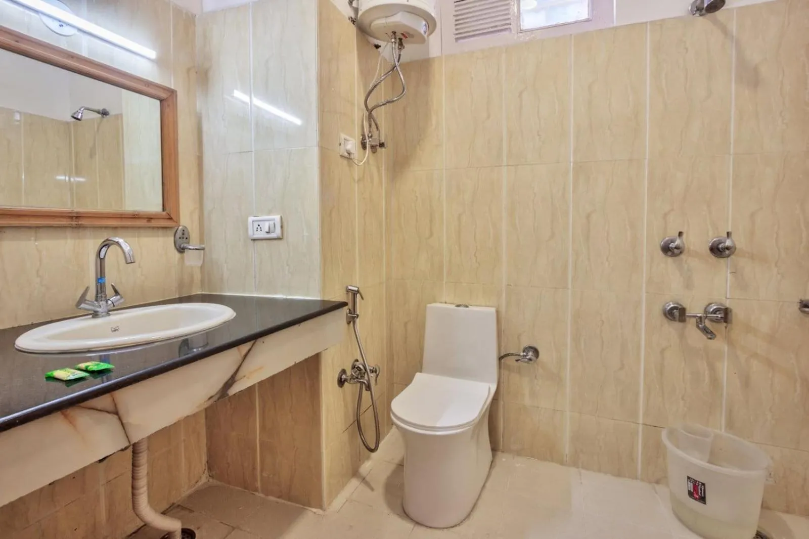 Shower in Hotel Day Night