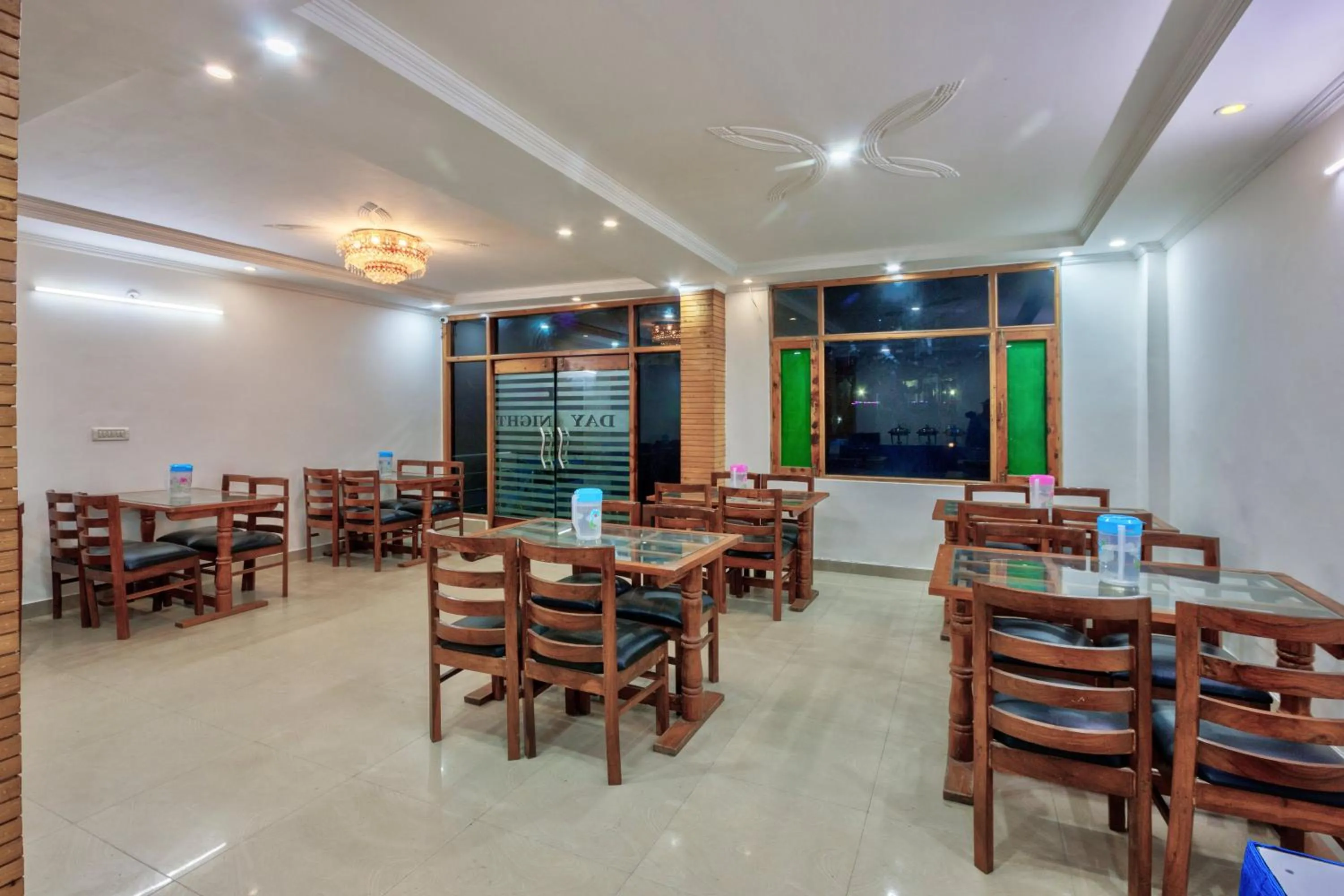Restaurant/places to eat in Hotel Day Night
