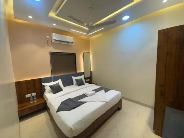 Bed in Hotel Tulsi inn