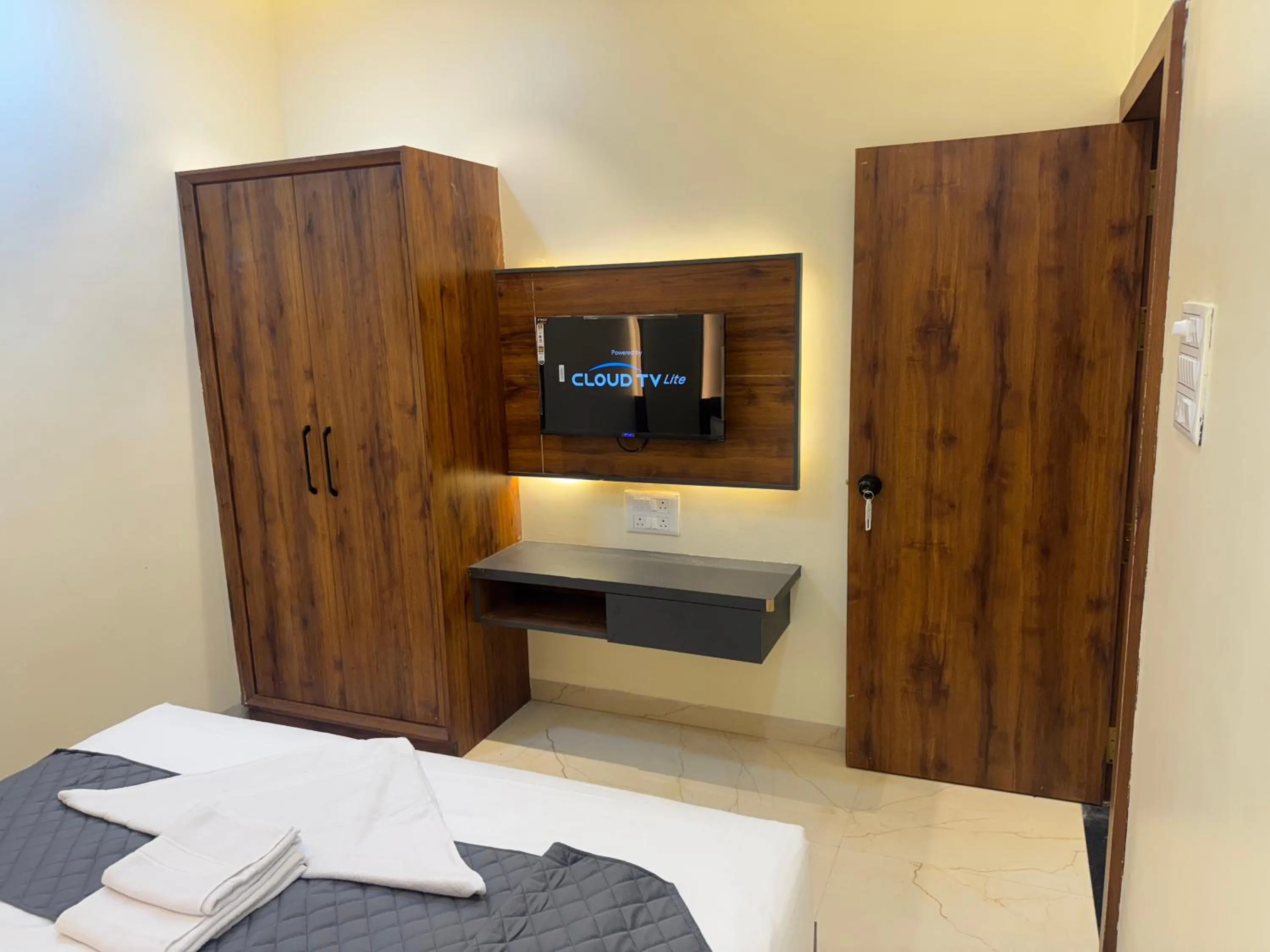 Bed in Hotel Tulsi inn