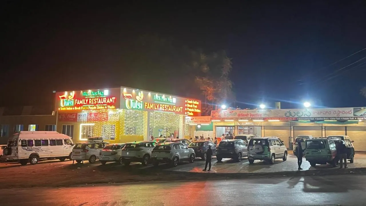 Restaurant/places to eat in Hotel Tulsi inn