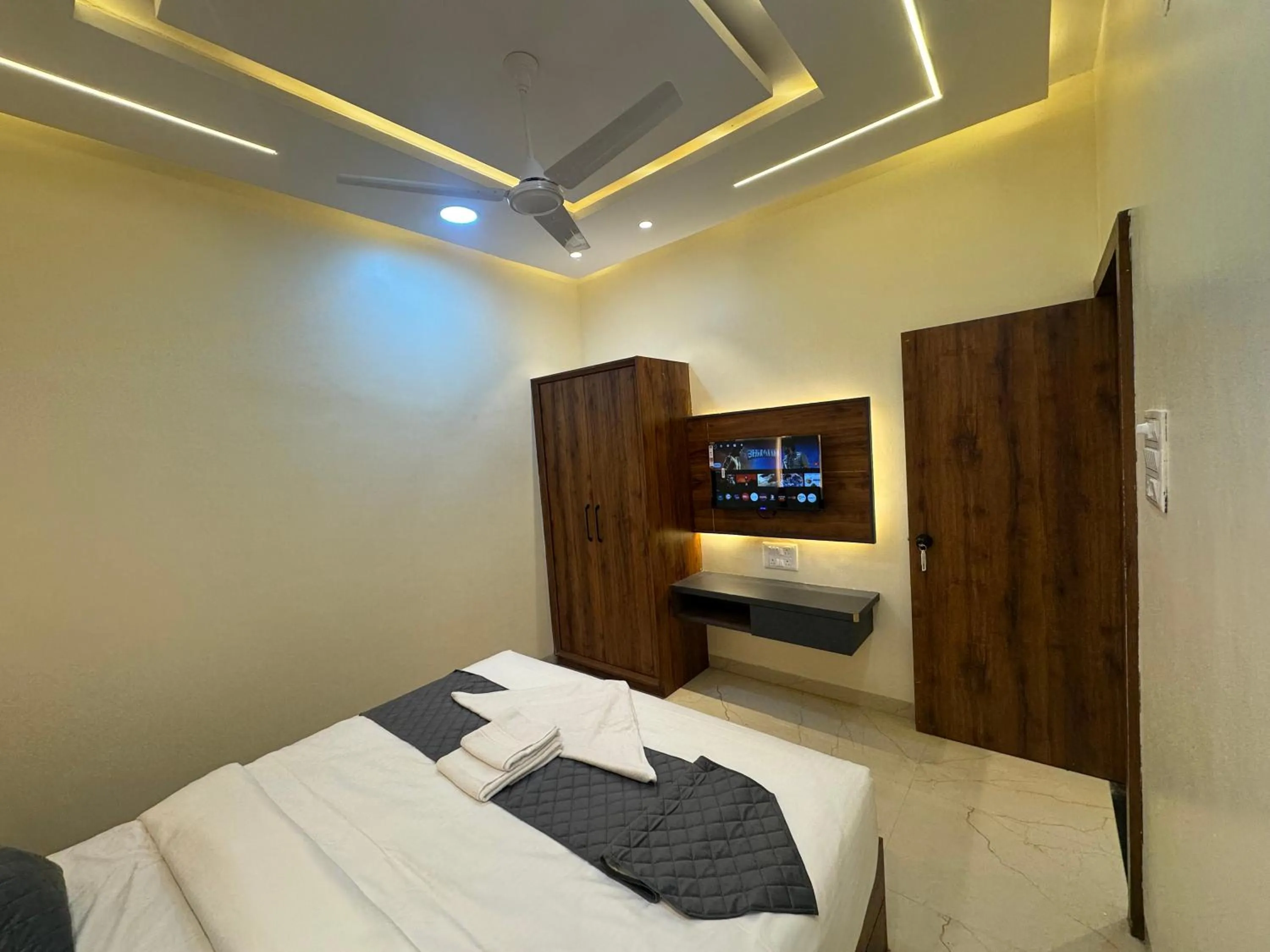 Bed in Hotel Tulsi inn