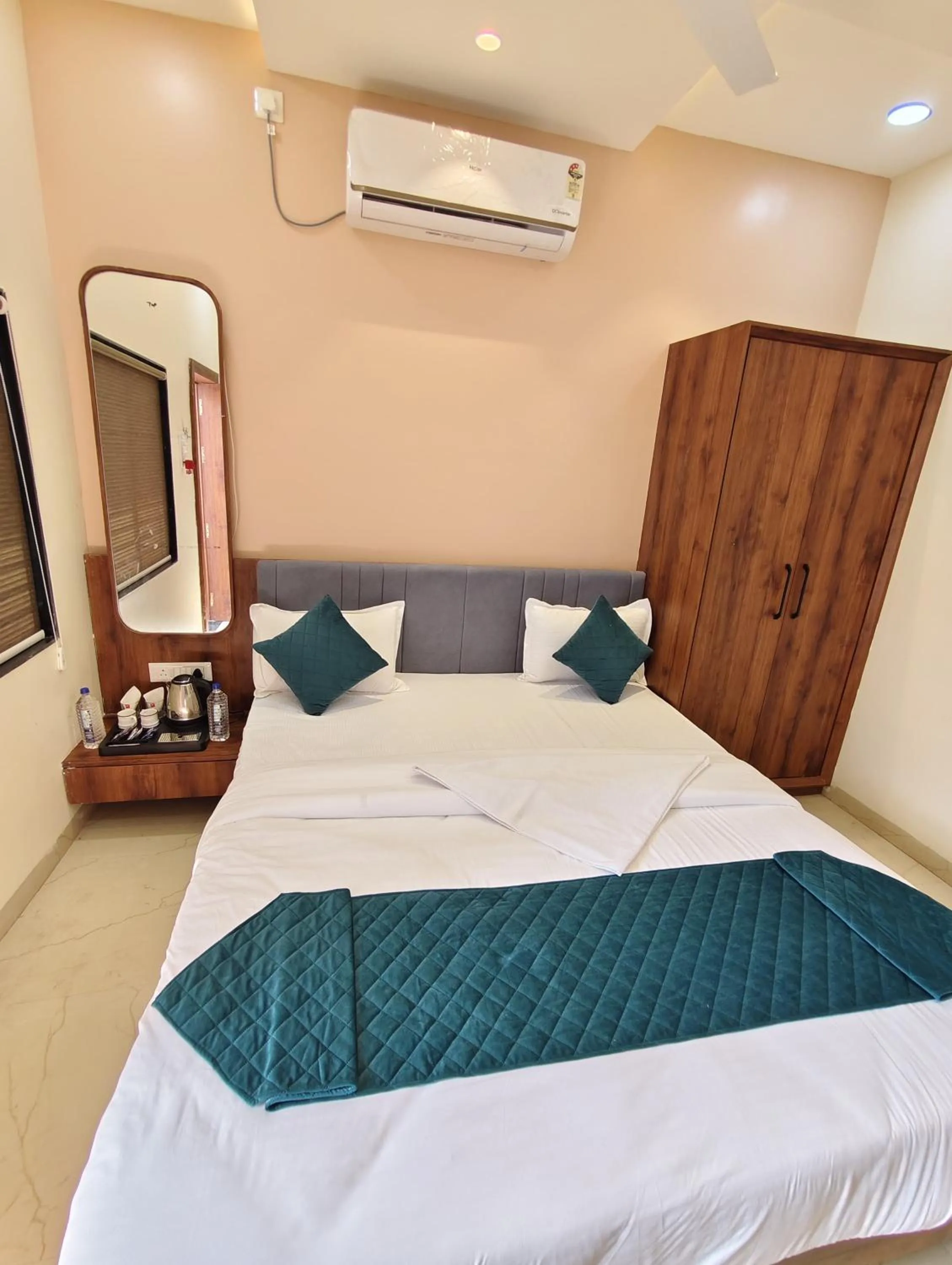 Bed in Hotel Tulsi inn