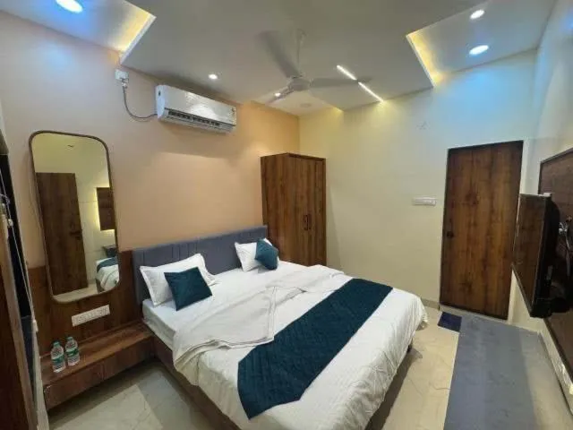 Bed in Hotel Tulsi inn