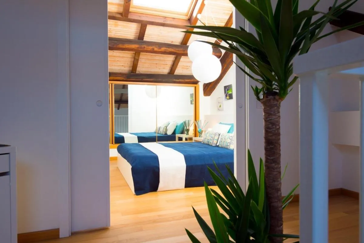 Decorative detail, Bed in Via Breda 120