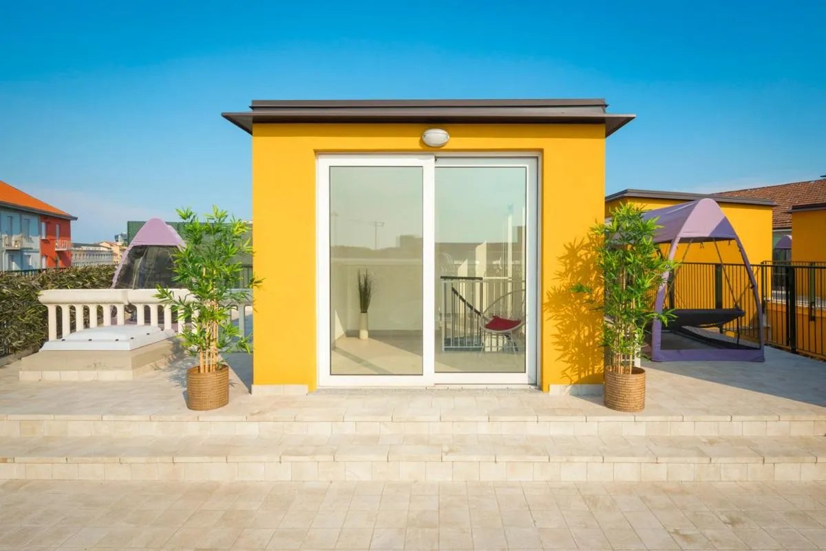 Facade/entrance in Via Breda 120